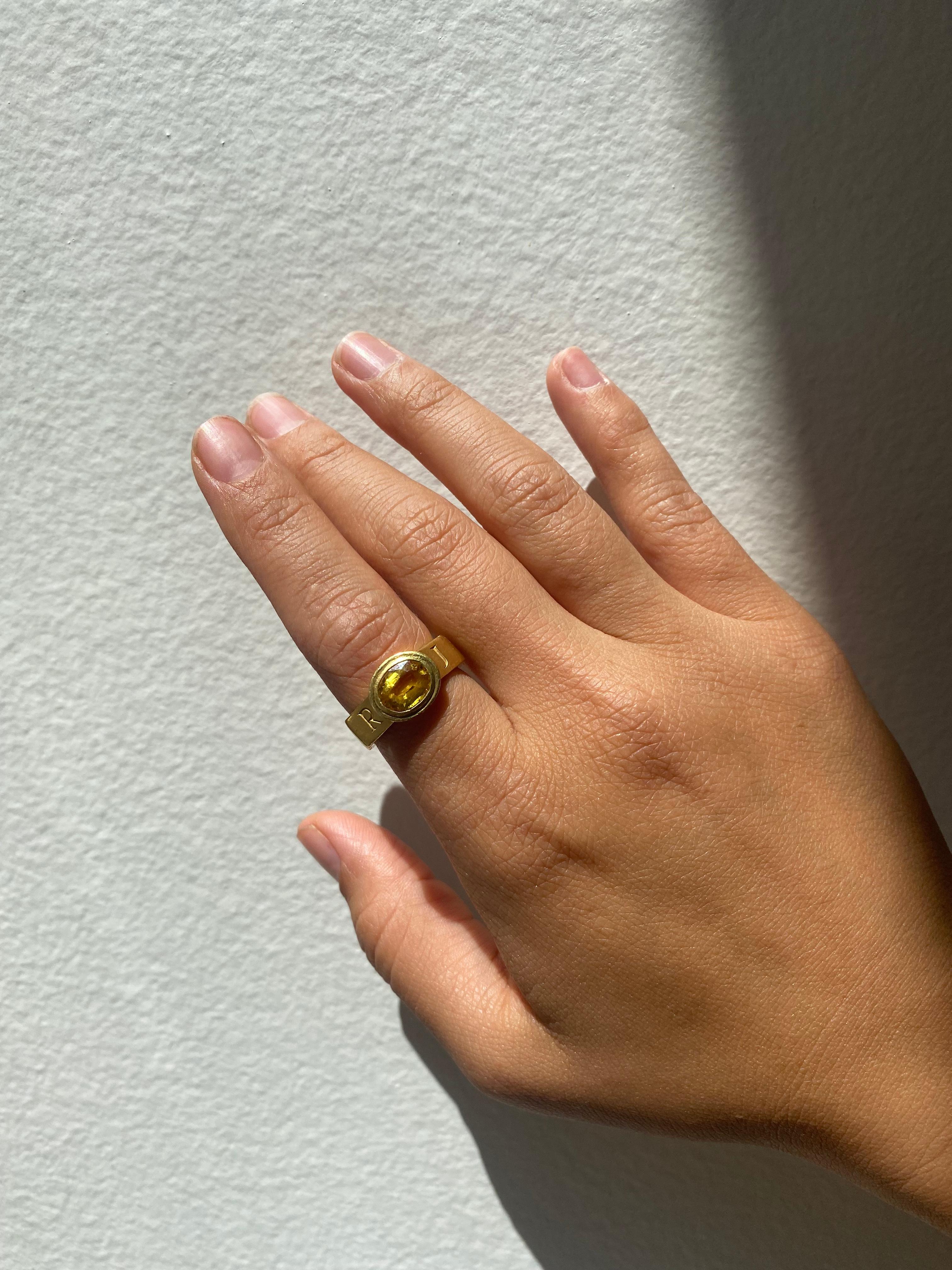 Médiéval Bague en saphir jaune sertie dans un anneau Jupiter 14 carats  en vente