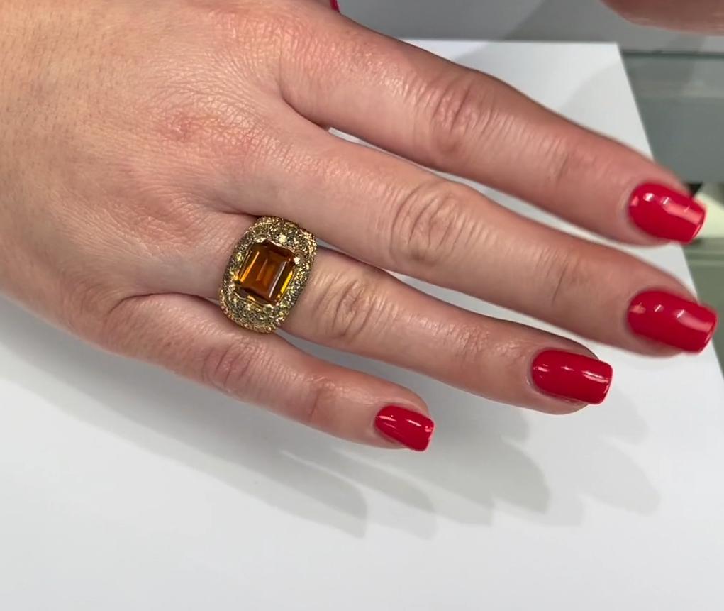 Anillo de zafiro amarillo con un topacio central talla escalonada engastado en oro de 14k en venta 2