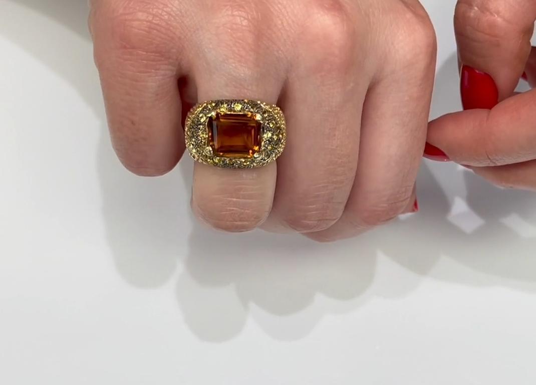 Anillo de zafiro amarillo con un topacio central talla escalonada engastado en oro de 14k en venta 3