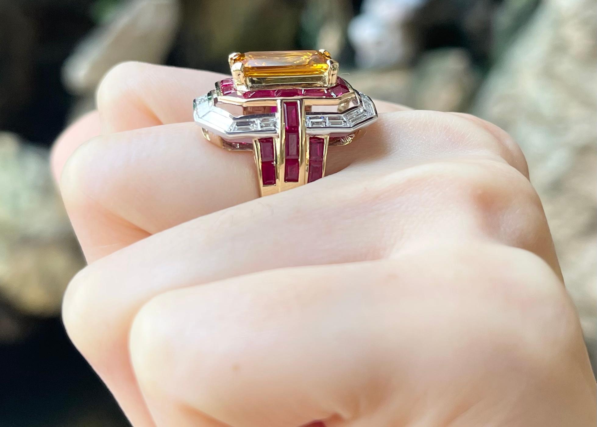 Gelber Saphir 5,22 Karat, Rubin 4,24 Karat und Diamant 1,48 Karat Ring in 18K Goldfassung 

Breite:  2.3 cm 
Länge: 1,8 cm
Ringgröße: 54
Gesamtgewicht:13,96 Gramm

