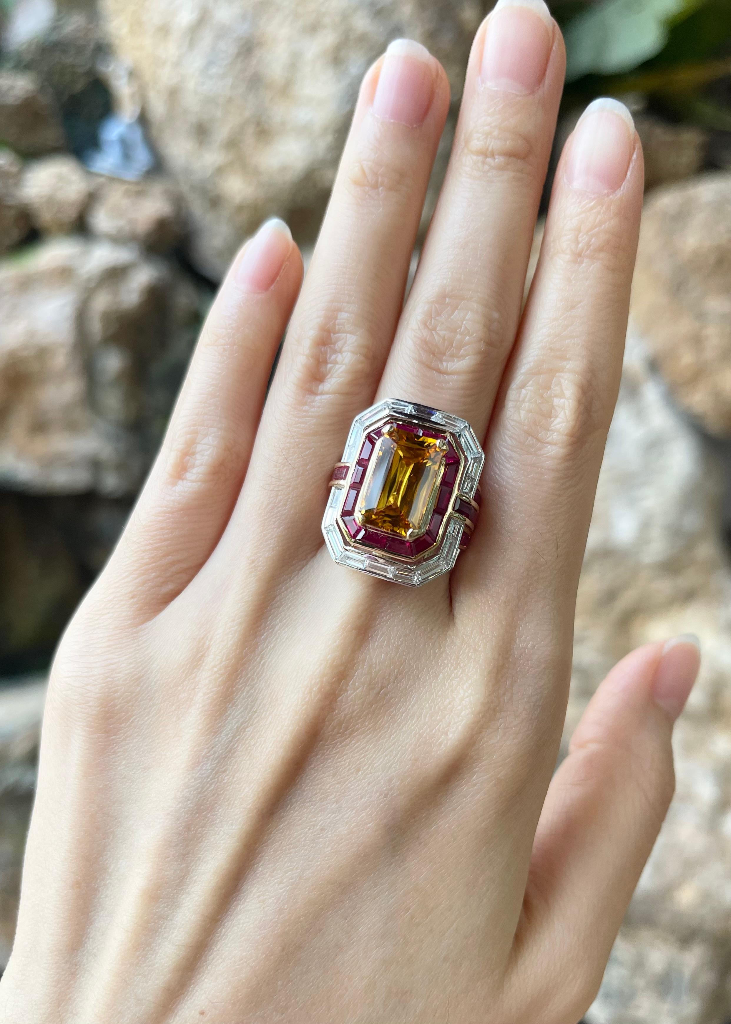 Ring mit gelbem Saphir, Rubin und Diamant in 18 Karat Gold gefasst (Smaragdschliff)