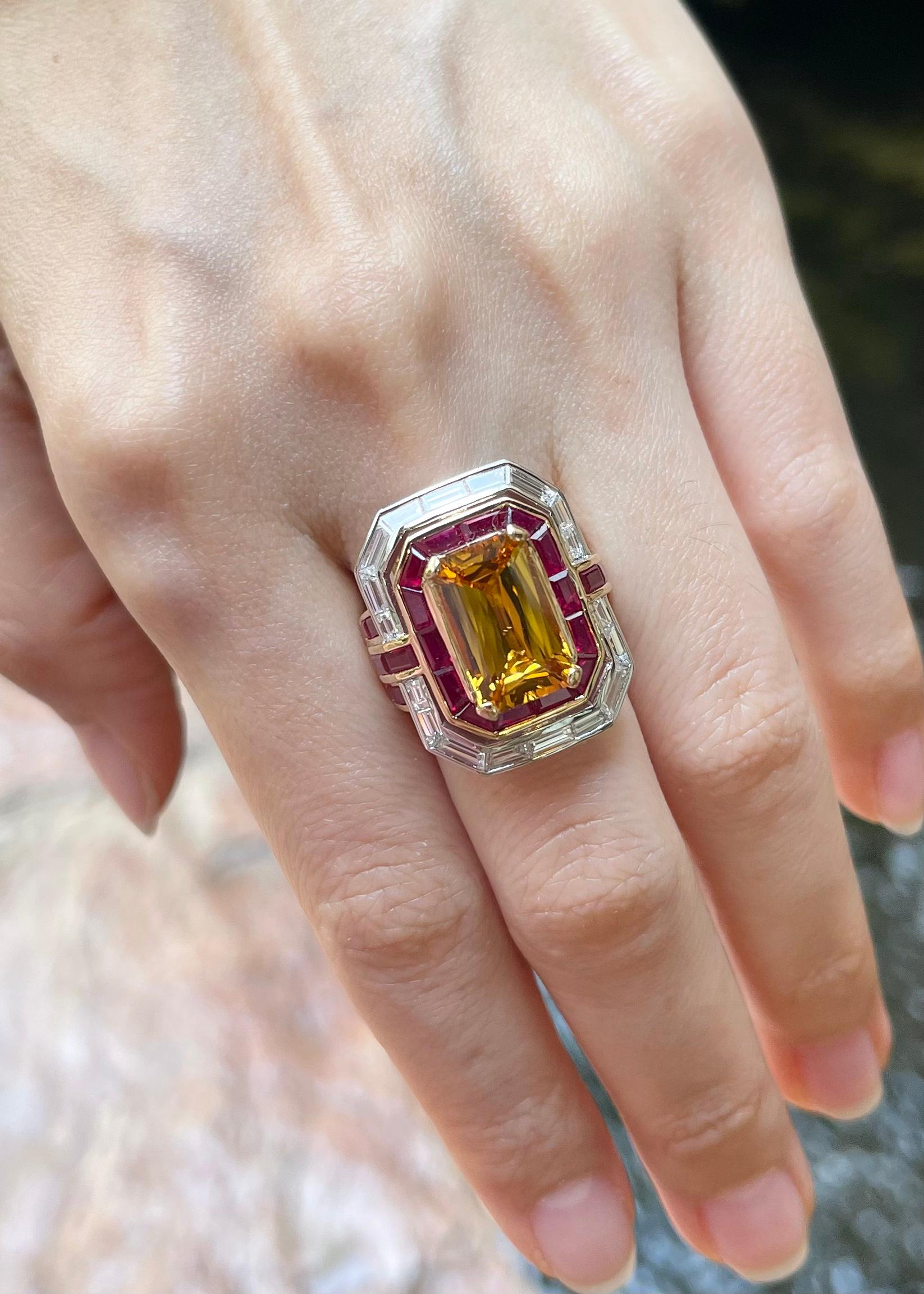 Ring mit gelbem Saphir, Rubin und Diamant in 18 Karat Gold gefasst im Zustand „Neu“ in Bangkok, TH