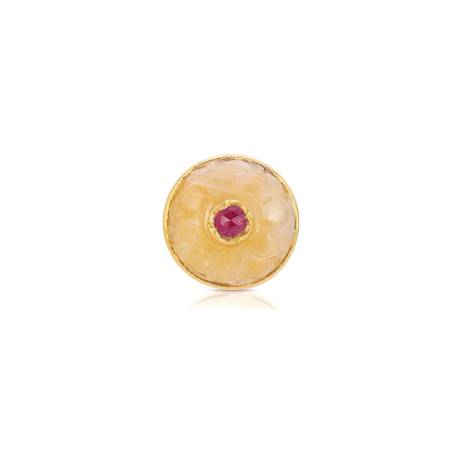 Ein stilvoller Ring mit einem wunderschön geschnitzten gelben Cabochon-Saphir, der mit einem rosafarbenen Rubin kuppelförmig besetzt ist und in eine Goldfassung im Kundan-Stil eingefasst wurde.

- Natürlicher gelber Saphir, Gewicht ca. 15 Karat. 
-