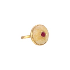 Anello da cocktail con cupola di rubino e zaffiro giallo