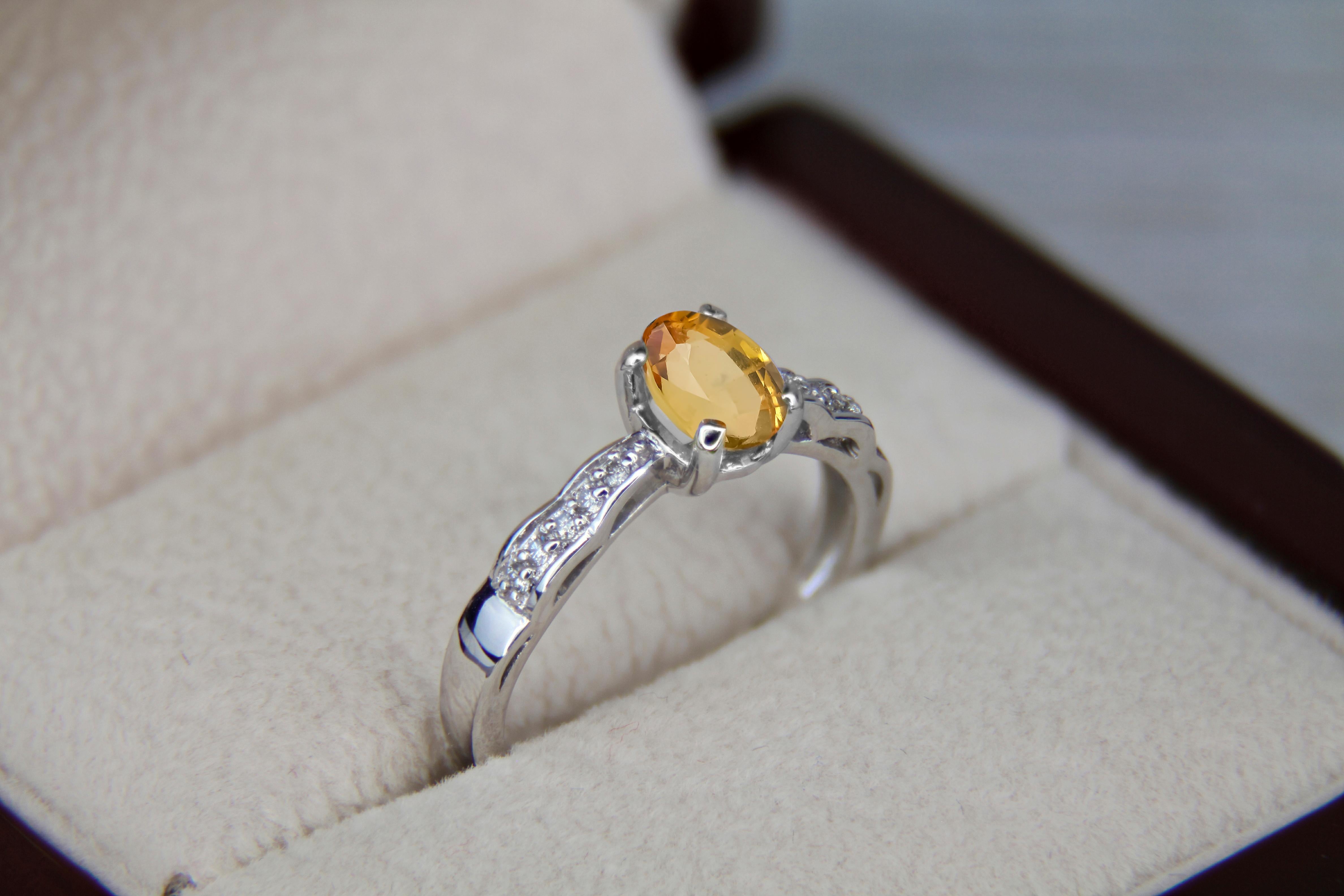 En vente :  Bague en saphir jaune et diamants latéraux en or 14k. 6
