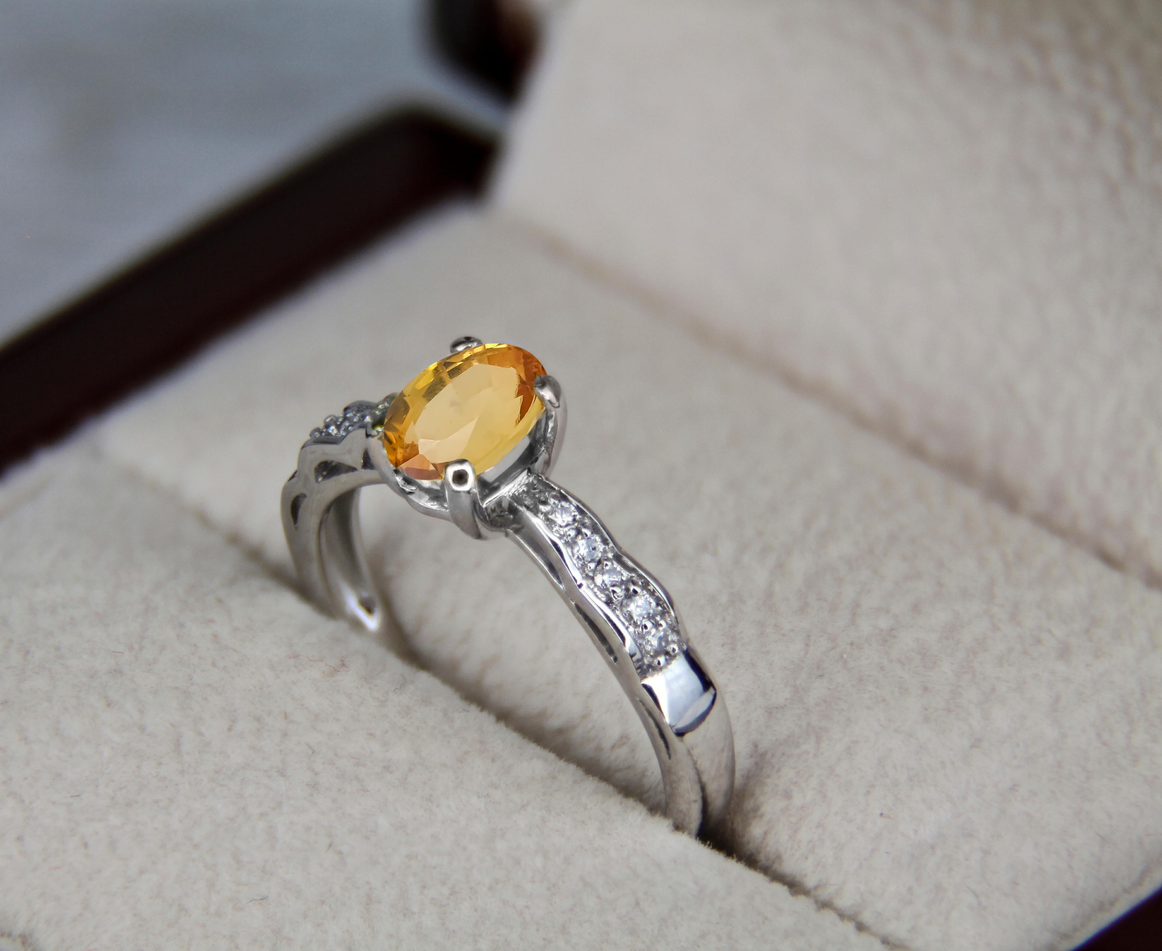 En vente :  Bague en saphir jaune et diamants latéraux en or 14k. 7