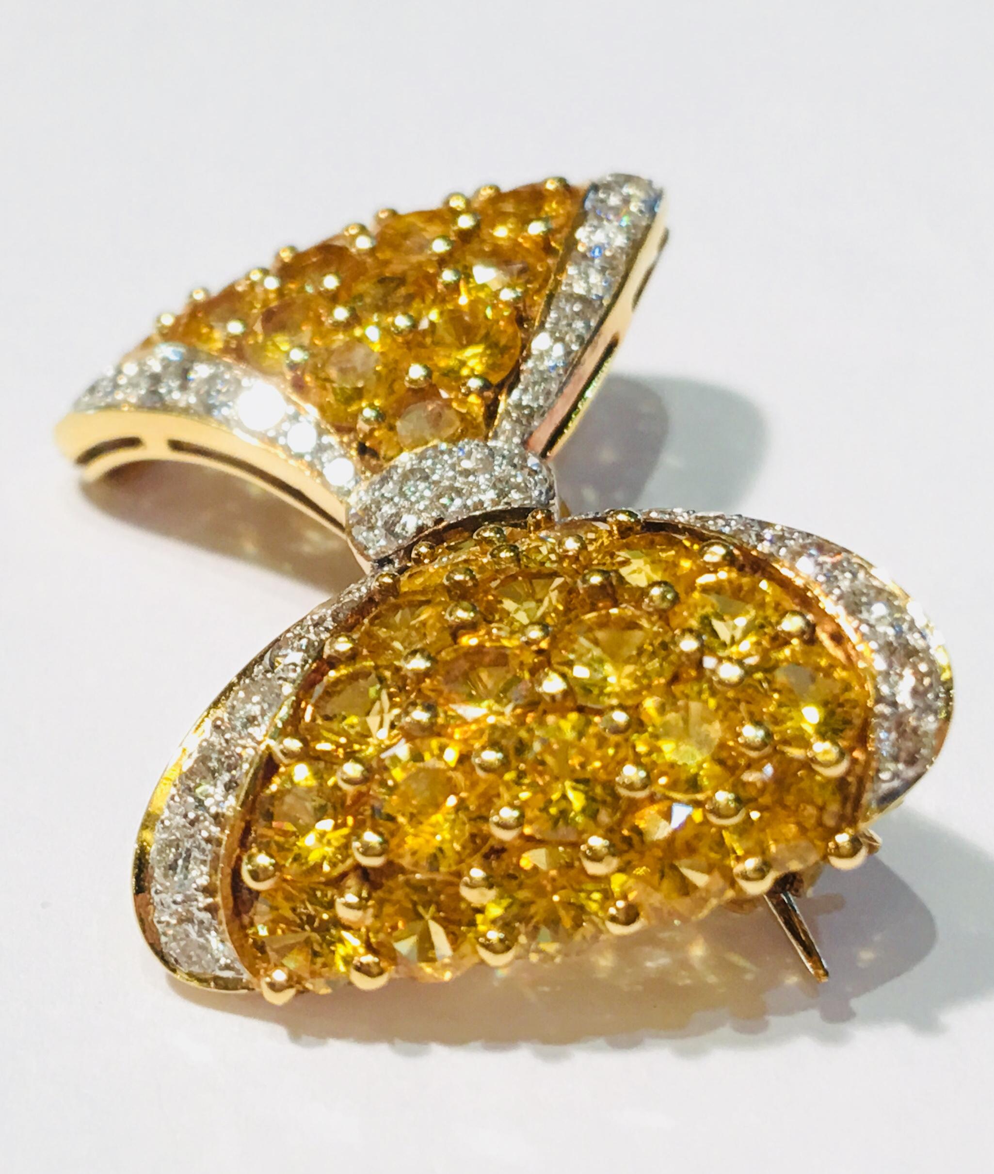 Krawattenbrosche mit Schleife aus 18 Karat Gold mit gelbem Saphir und weißem Diamant über 7 Karat (Rundschliff) im Angebot