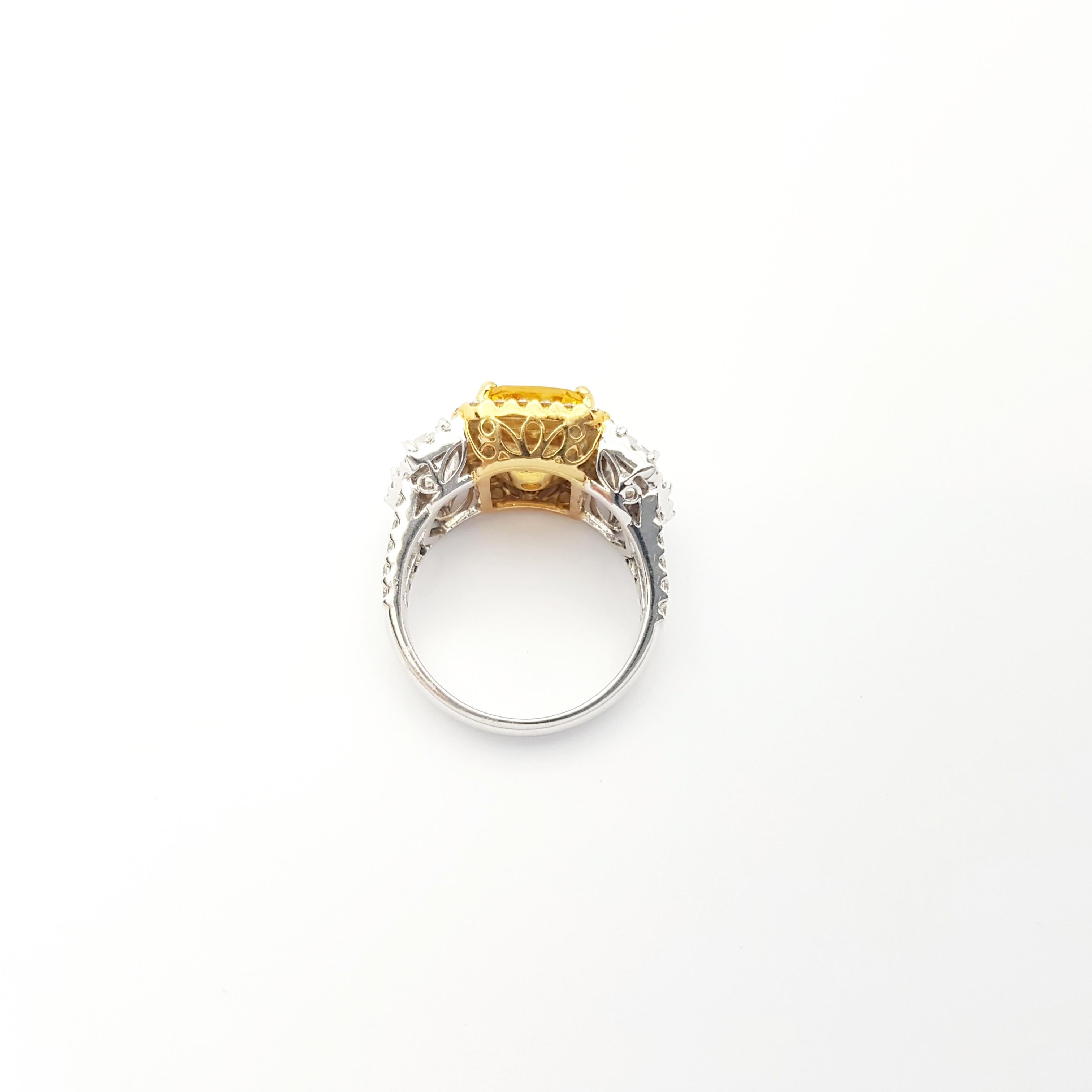 Bague en or blanc 18 carats sertie de saphir jaune, saphir blanc et diamants en vente 7