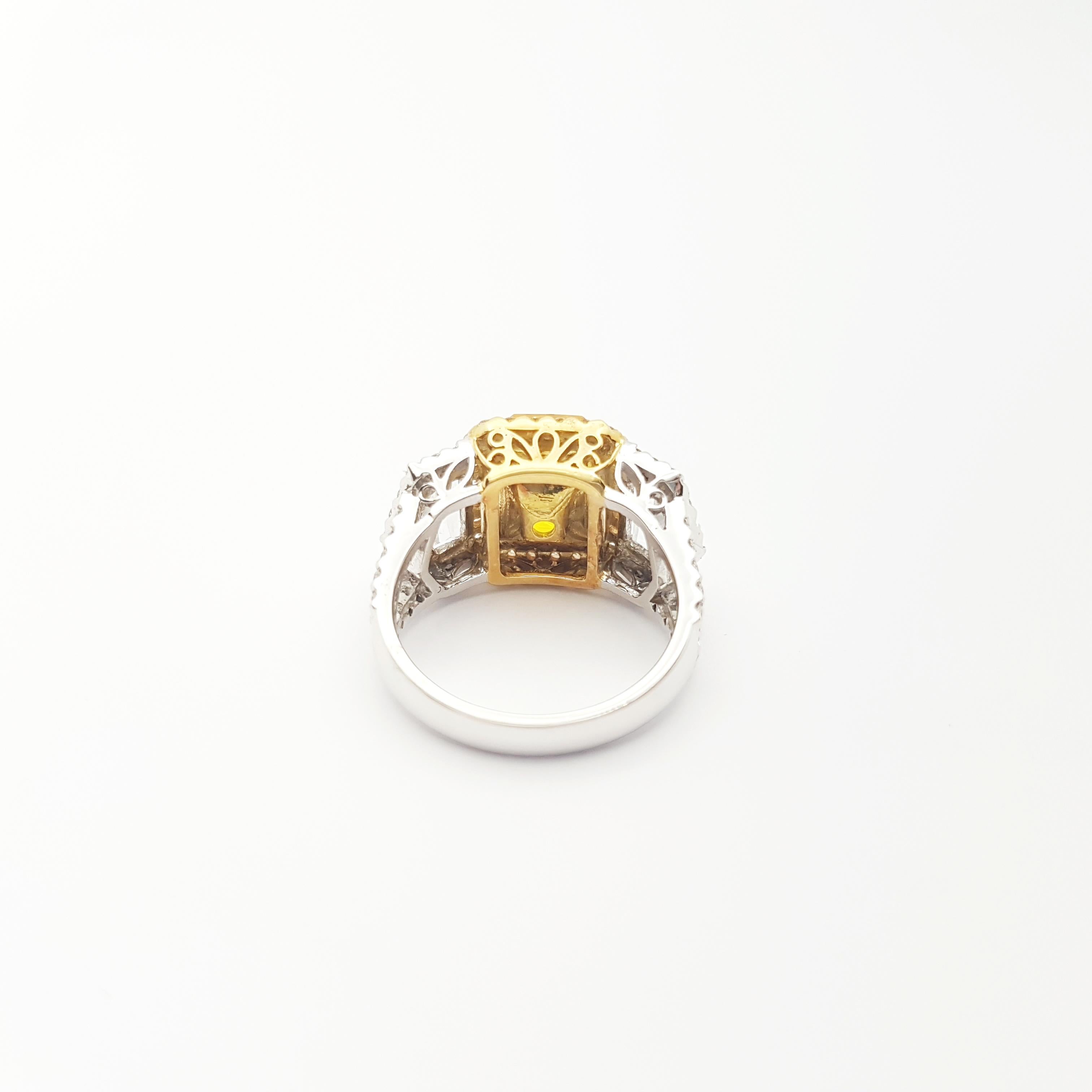 Bague en or blanc 18 carats sertie de saphir jaune, saphir blanc et diamants en vente 8