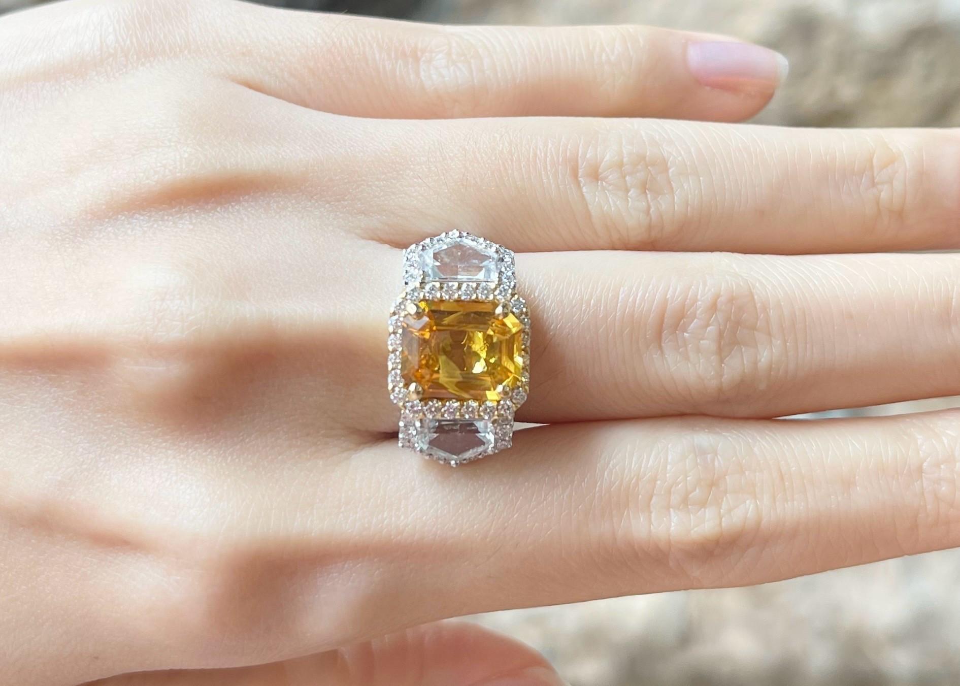 Saphir jaune 4,49 carats, saphir blanc 1,98 carats et diamant 0,88 carat Bague en or blanc 18 carats

Largeur :  2.1 cm 
Longueur : 1.3 cm
Taille de l'anneau : 55
Poids total : 9,56 grammes

