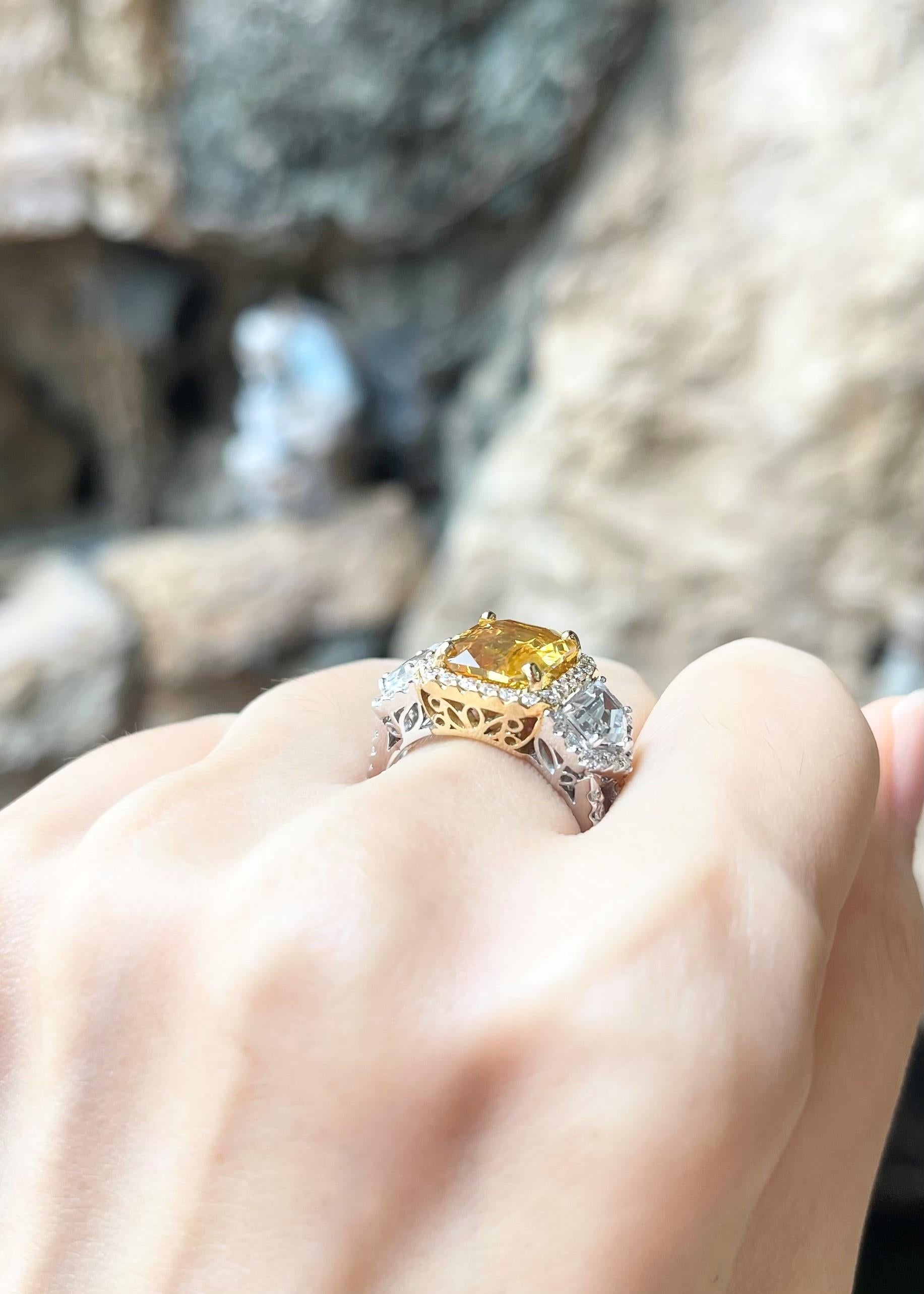 Taille mixte Bague en or blanc 18 carats sertie de saphir jaune, saphir blanc et diamants en vente