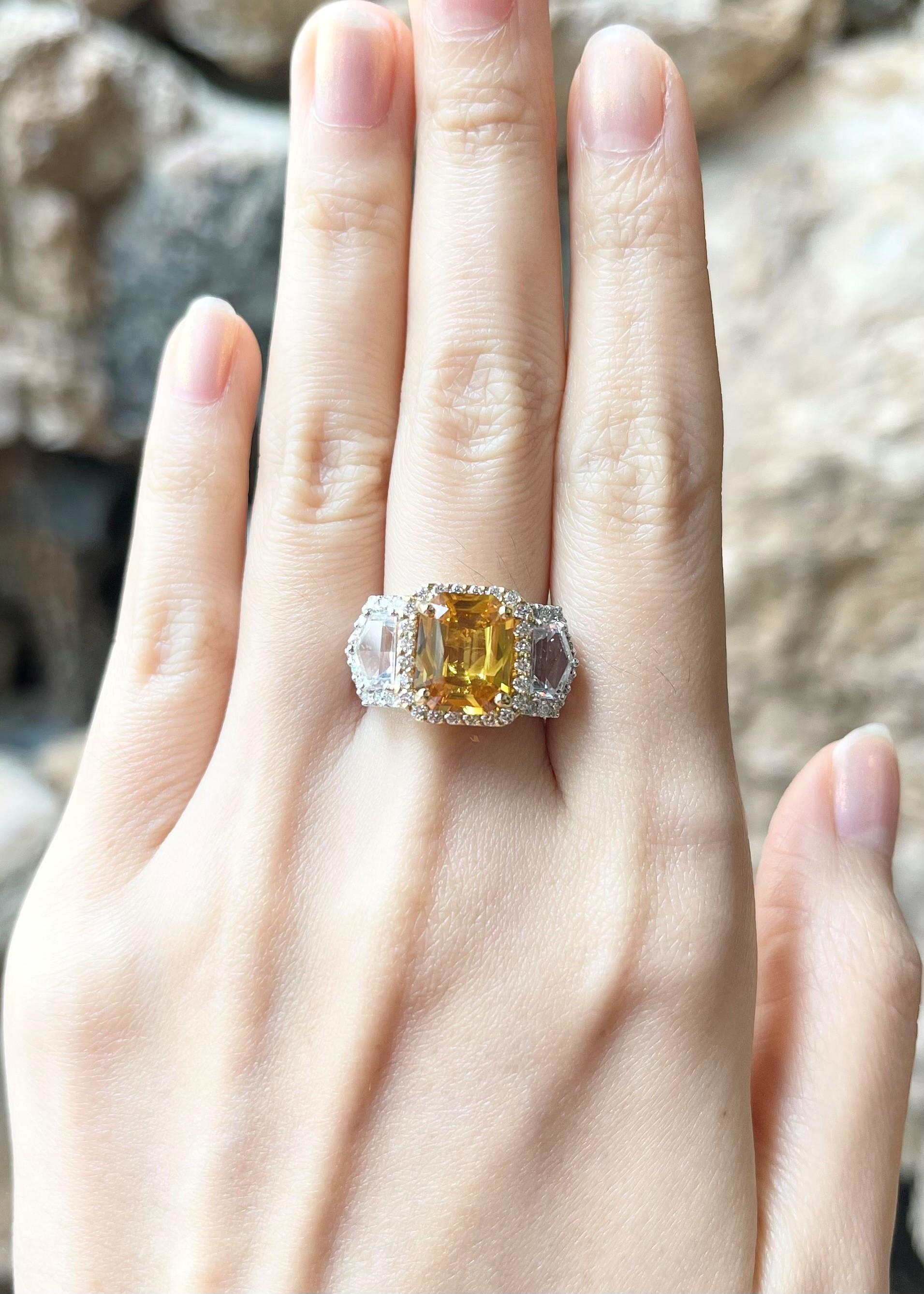 Bague en or blanc 18 carats sertie de saphir jaune, saphir blanc et diamants Neuf - En vente à Bangkok, TH
