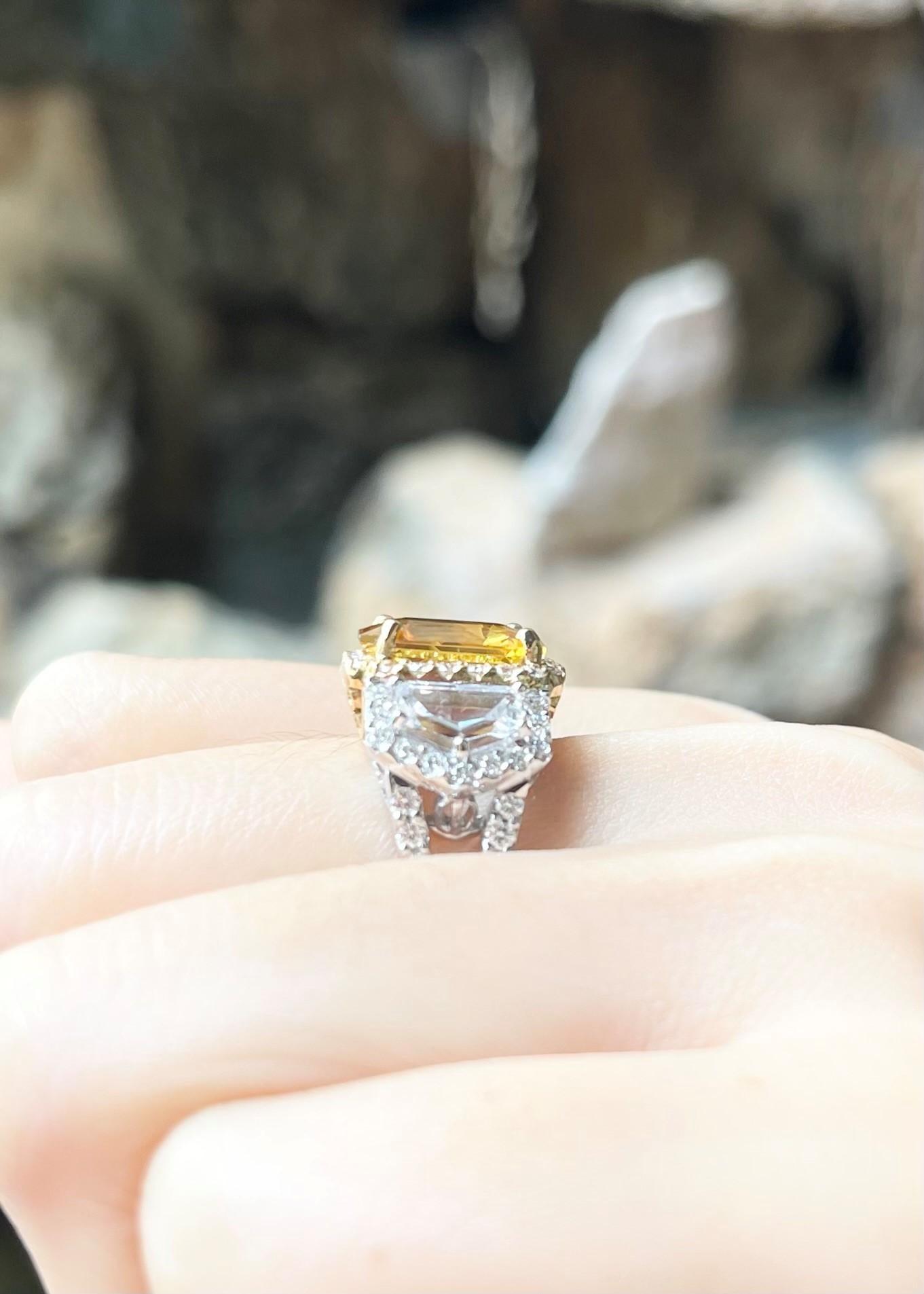 Bague en or blanc 18 carats sertie de saphir jaune, saphir blanc et diamants Pour femmes en vente