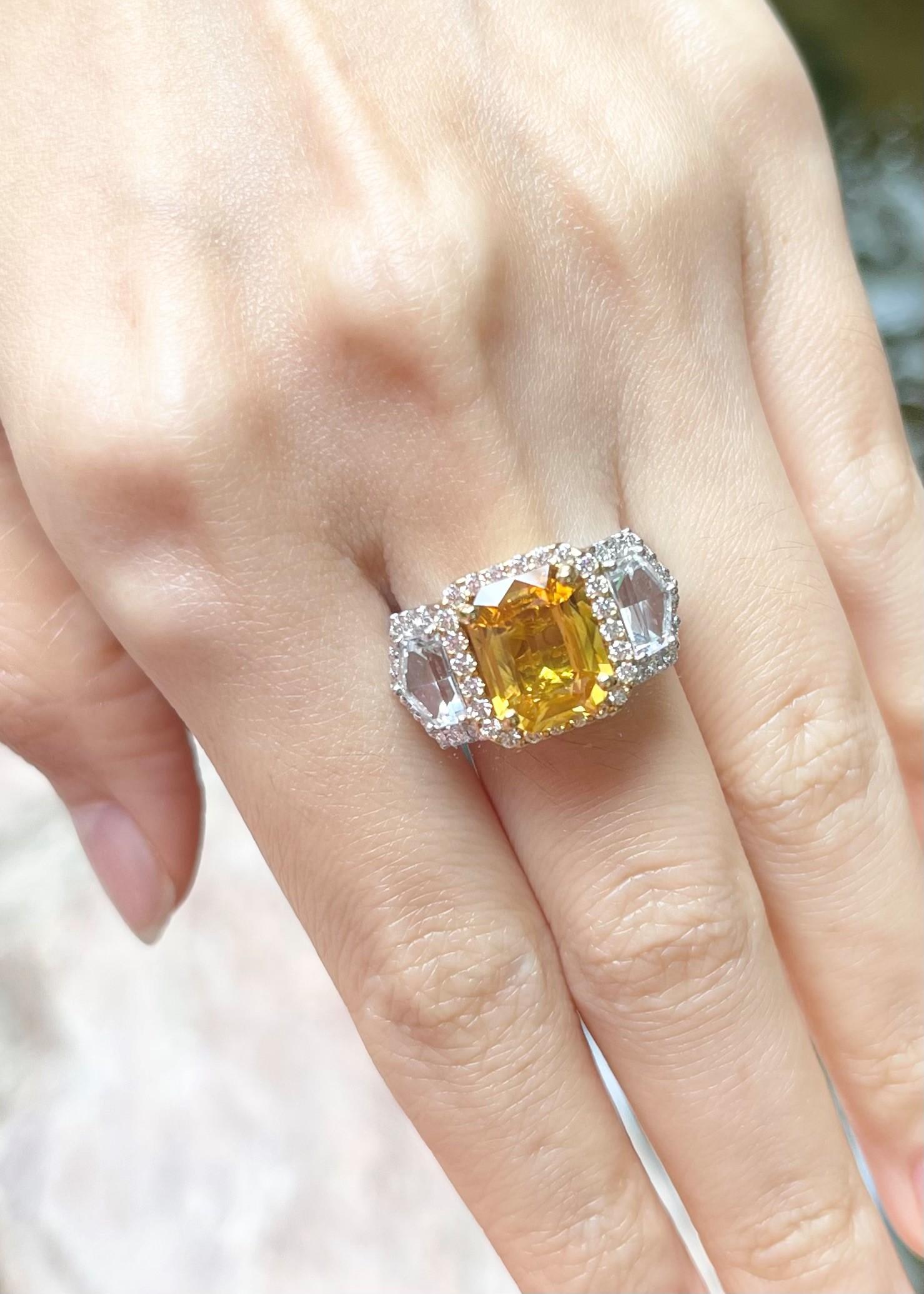 Bague en or blanc 18 carats sertie de saphir jaune, saphir blanc et diamants en vente 1