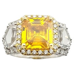 Ring mit gelbem Saphir, weißem Saphir und Diamant in 18 Karat Weißgold gefasst