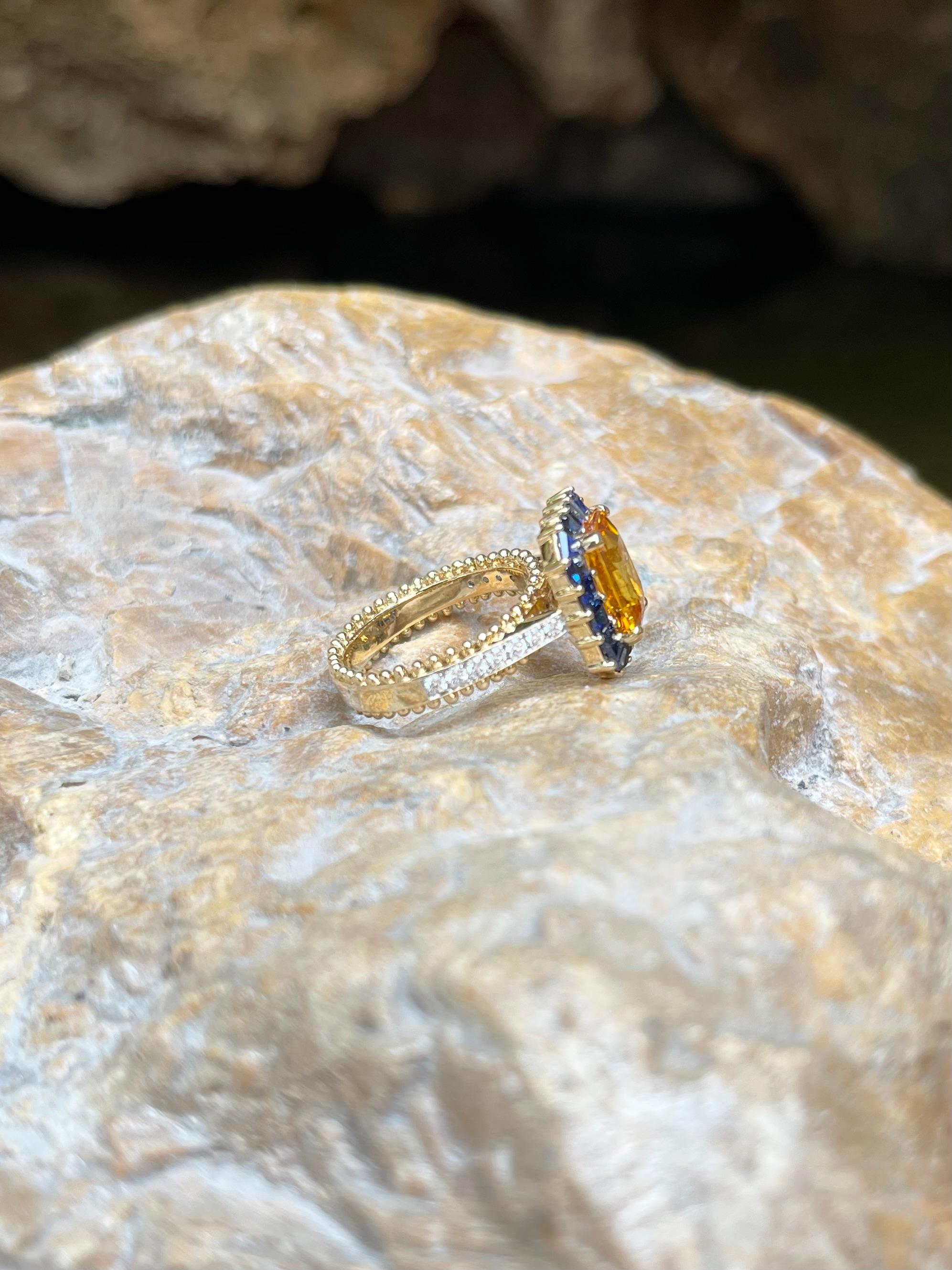 Ring aus 18 Karat Gold mit gelbem Saphir mit blauem Saphir und blauem Saphir und Diamant im Angebot 4