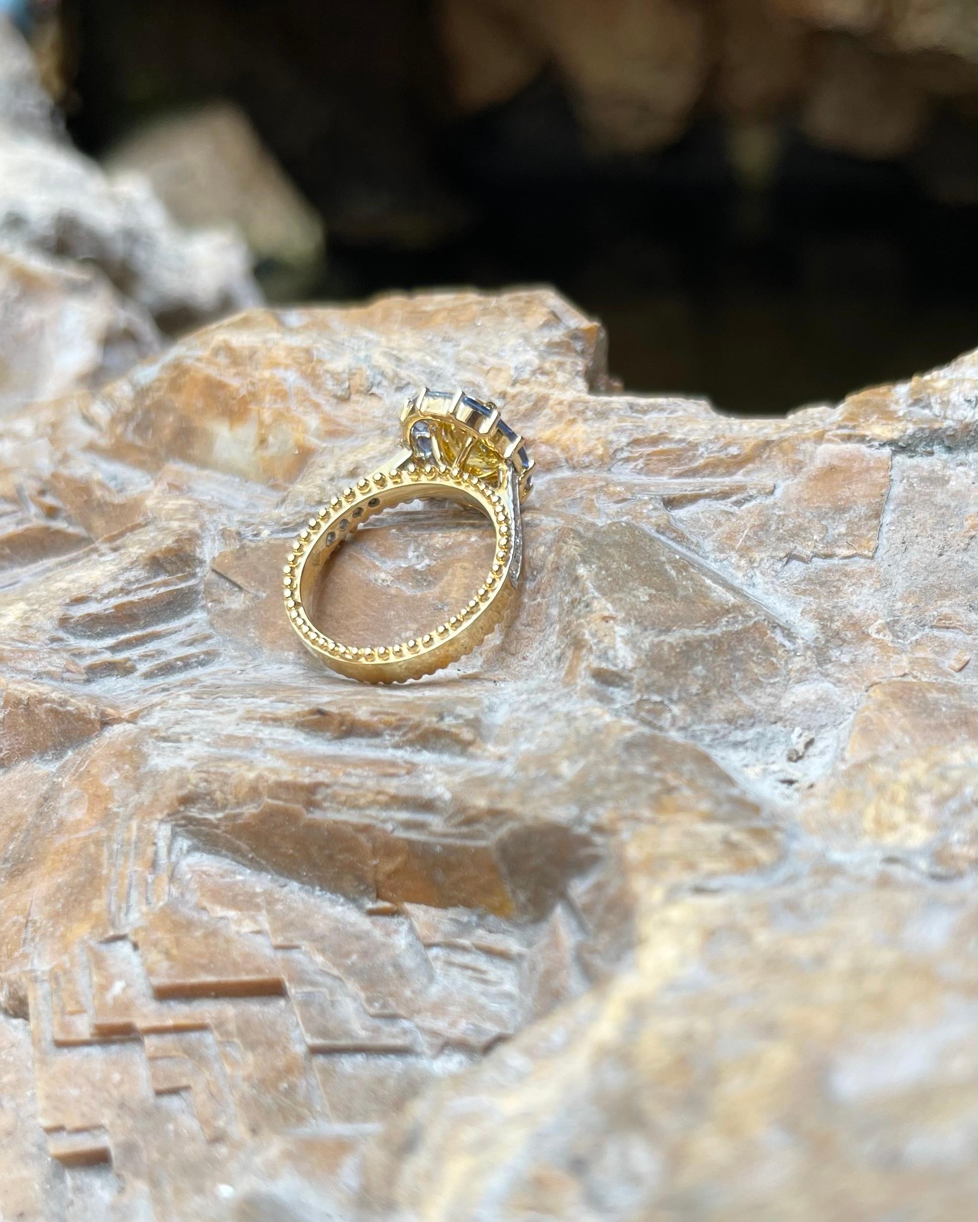 Bague en or 18 carats avec saphir jaune, saphir bleu et diamant en vente 4