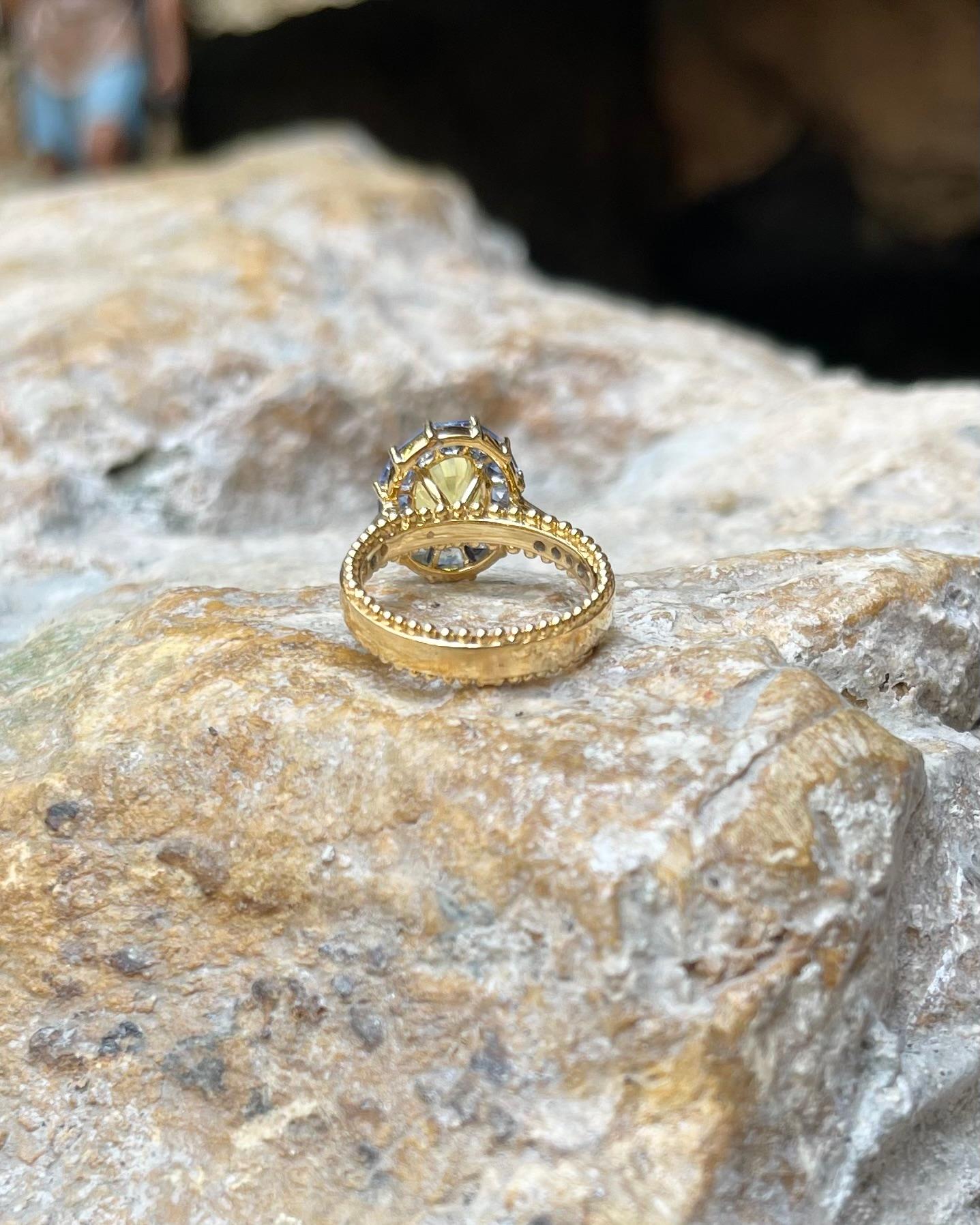 Bague en or 18 carats avec saphir jaune, saphir bleu et diamant en vente 7