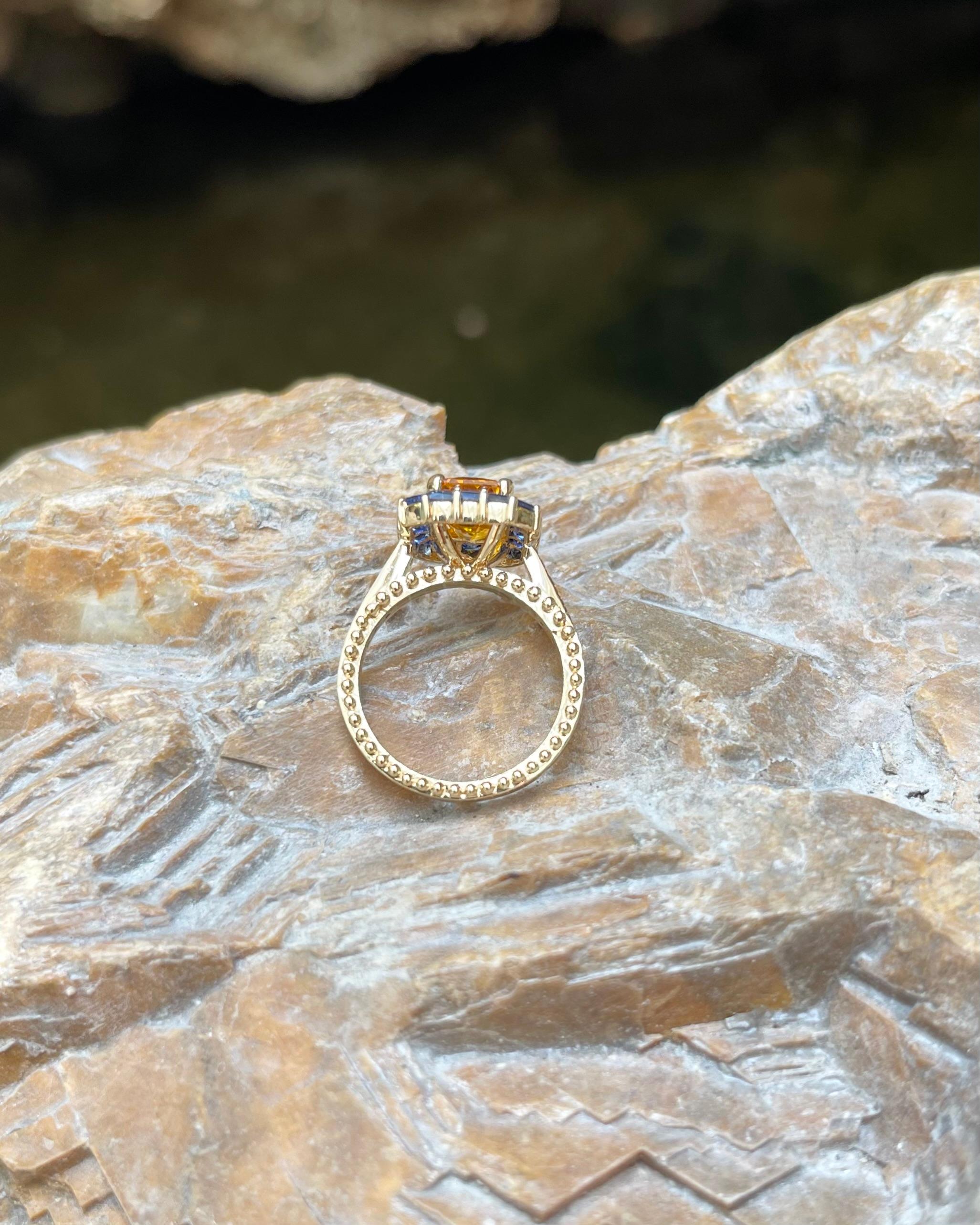 Ring aus 18 Karat Gold mit gelbem Saphir mit blauem Saphir und blauem Saphir und Diamant im Angebot 8