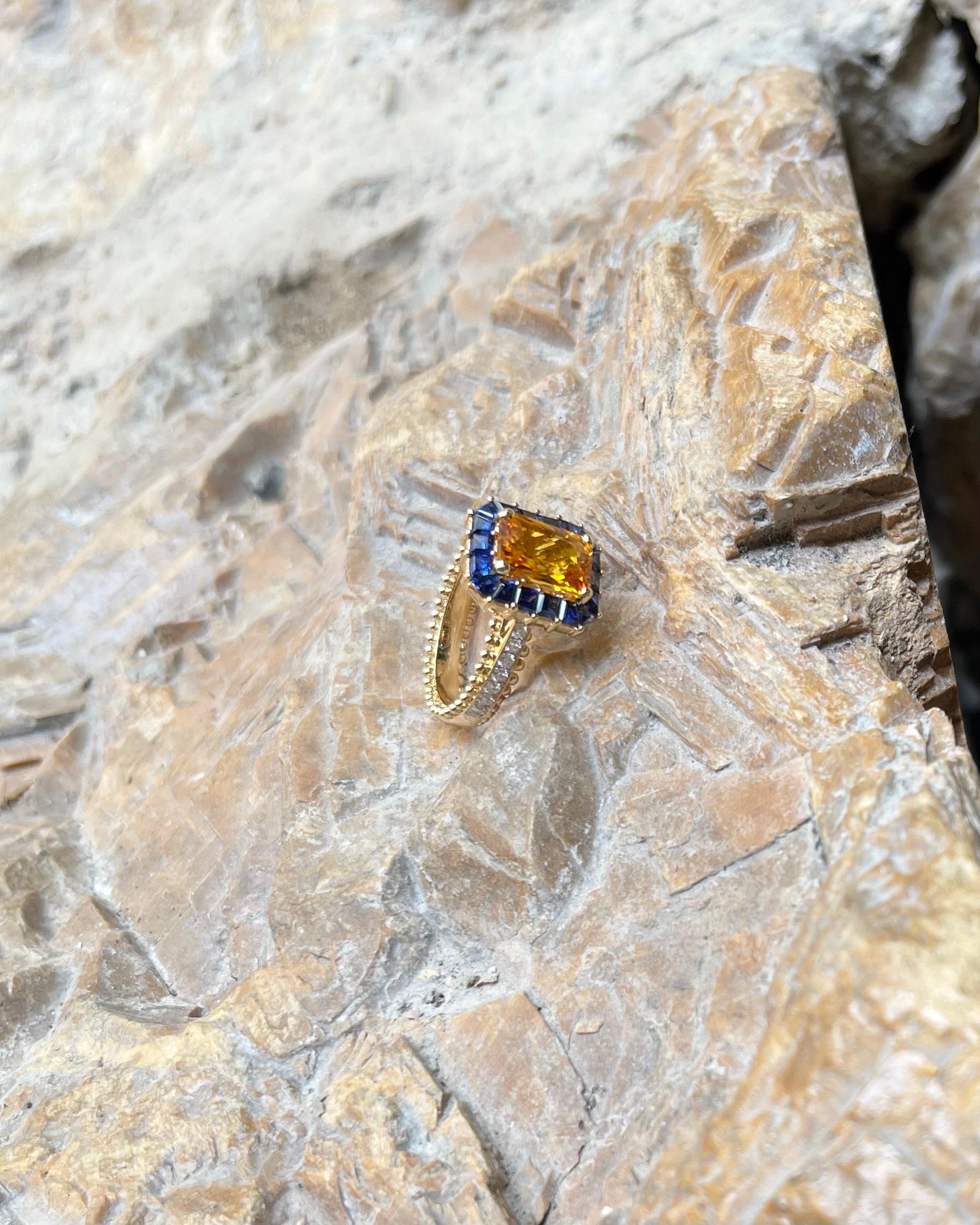 Ring aus 18 Karat Gold mit gelbem Saphir mit blauem Saphir und blauem Saphir und Diamant im Angebot 9