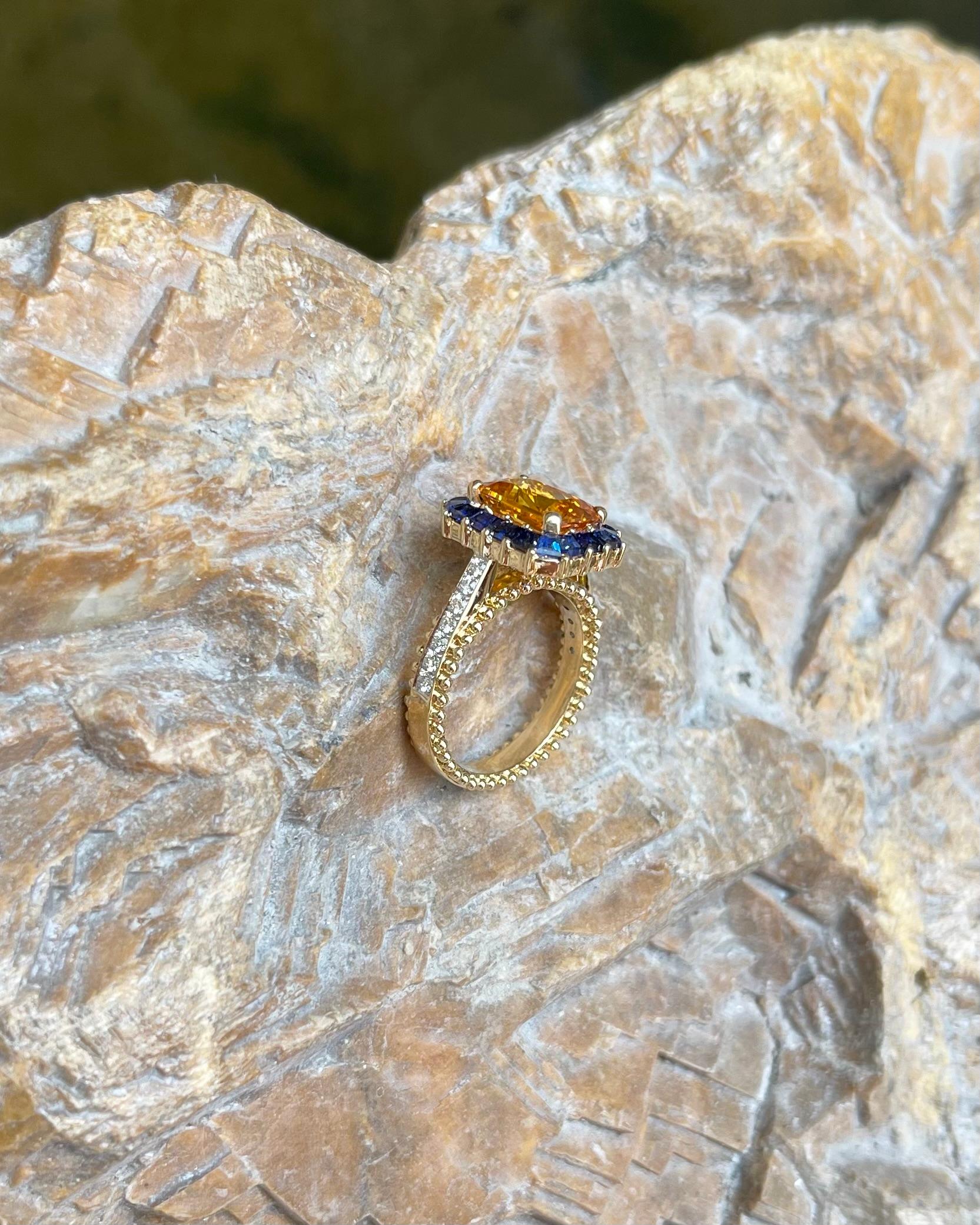 Ring aus 18 Karat Gold mit gelbem Saphir mit blauem Saphir und blauem Saphir und Diamant im Angebot 10