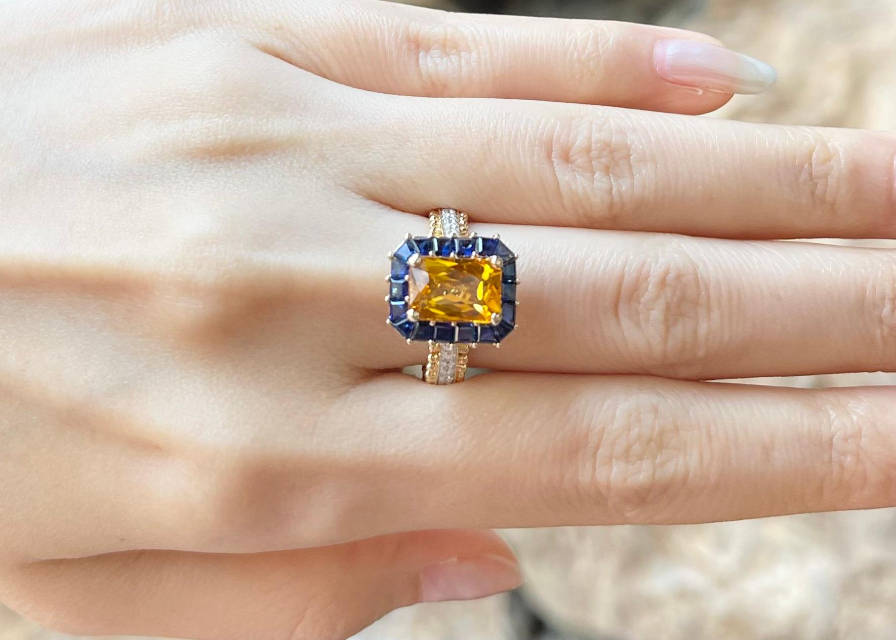 Ring aus 18 Karat Gold mit gelbem Saphir mit blauem Saphir und blauem Saphir und Diamant (Zeitgenössisch) im Angebot