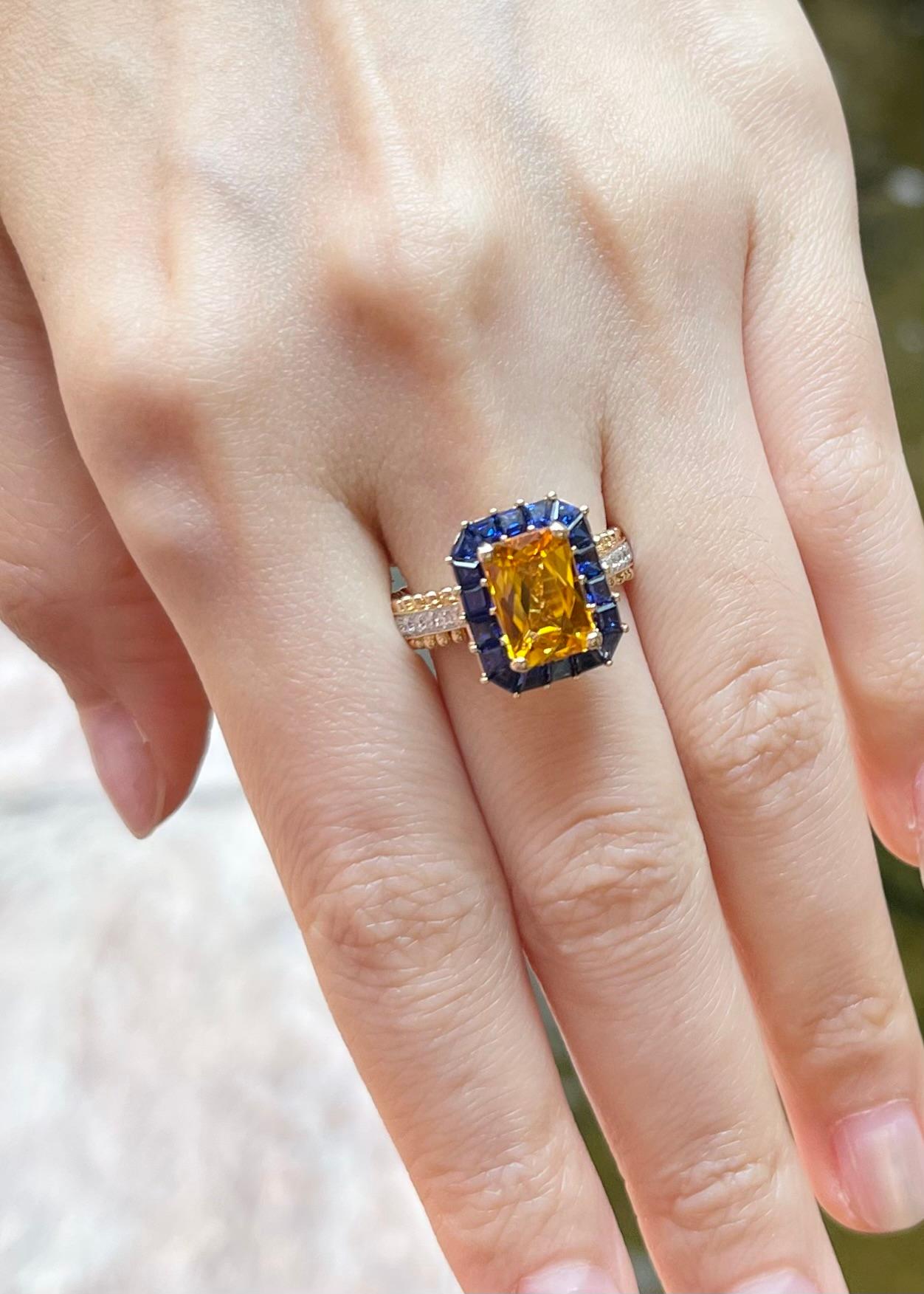 Ring aus 18 Karat Gold mit gelbem Saphir mit blauem Saphir und blauem Saphir und Diamant (Smaragdschliff) im Angebot