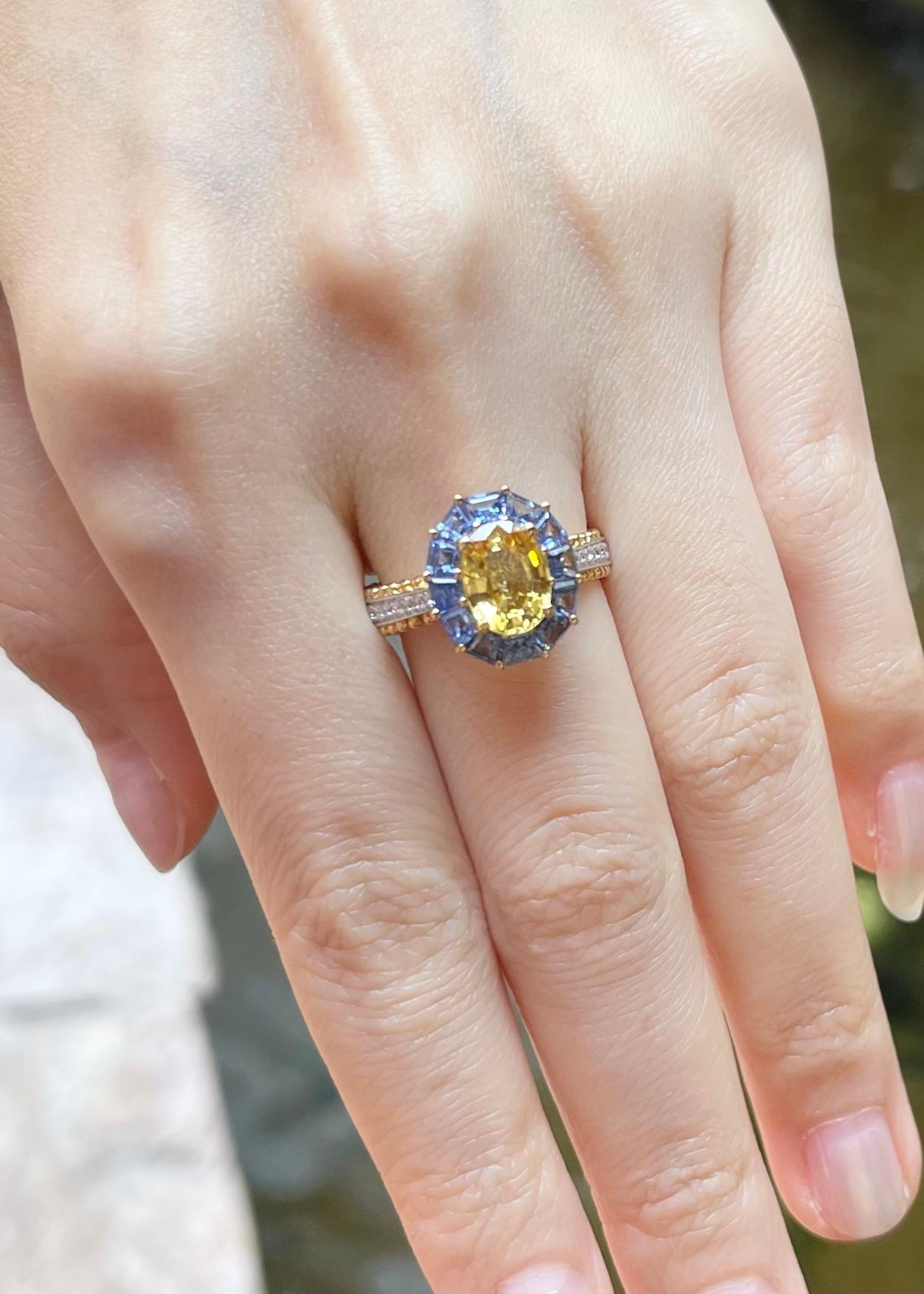 Taille ovale Bague en or 18 carats avec saphir jaune, saphir bleu et diamant en vente