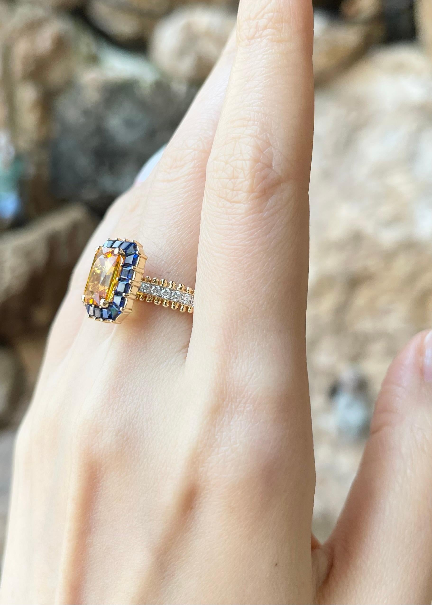 Ring aus 18 Karat Gold mit gelbem Saphir mit blauem Saphir und blauem Saphir und Diamant im Zustand „Neu“ im Angebot in Bangkok, TH