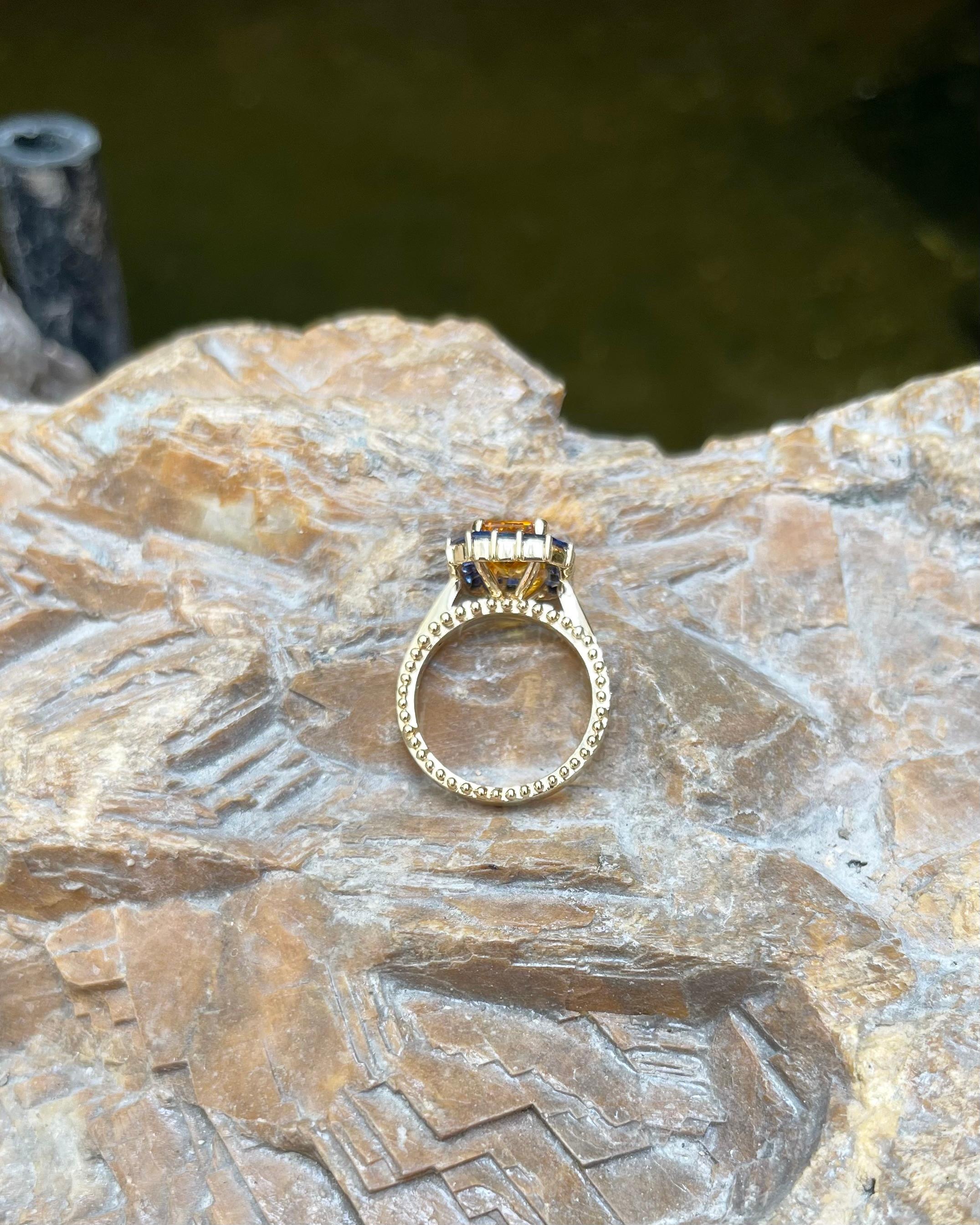 Ring aus 18 Karat Gold mit gelbem Saphir mit blauem Saphir und blauem Saphir und Diamant im Angebot 2
