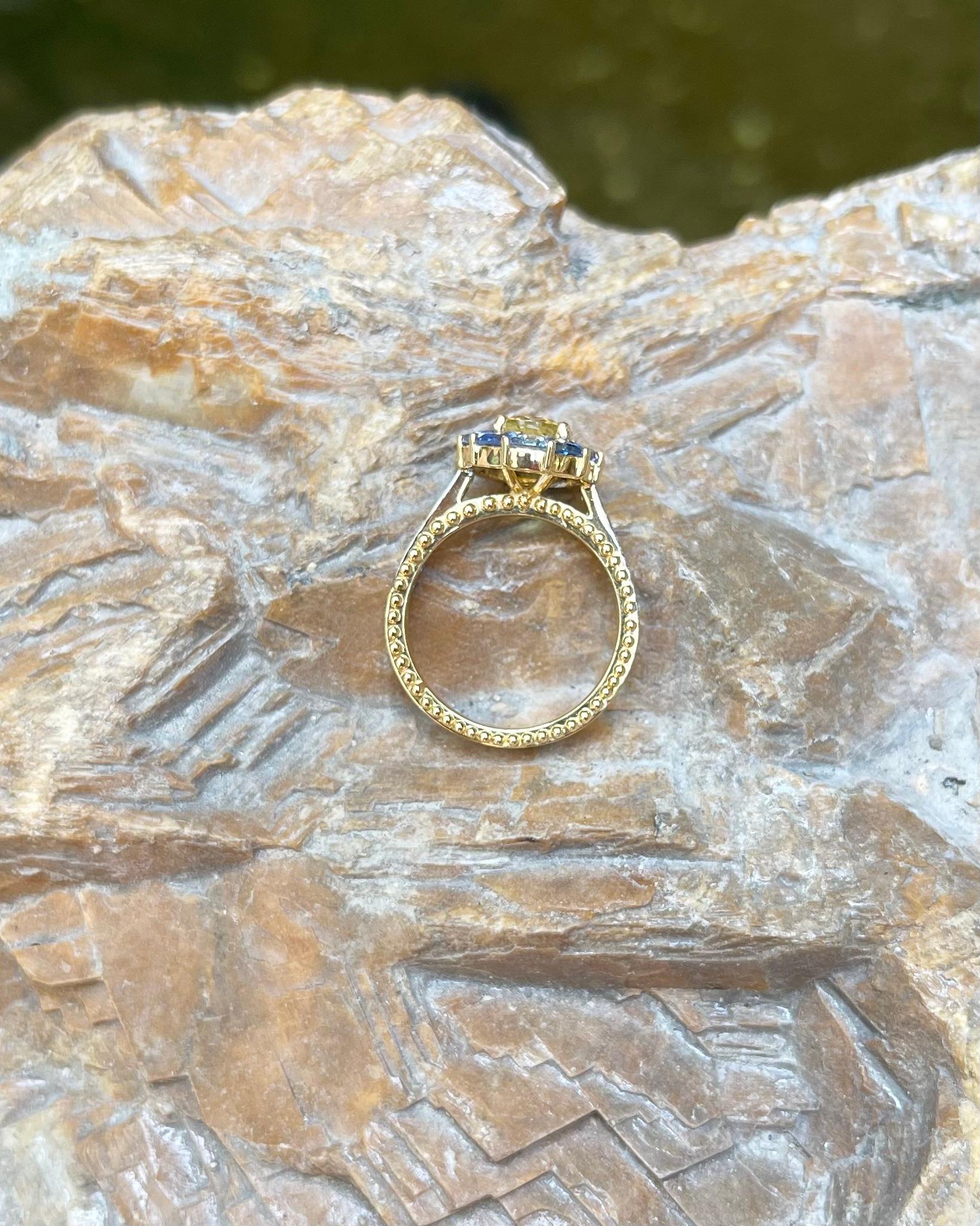 Bague en or 18 carats avec saphir jaune, saphir bleu et diamant en vente 2