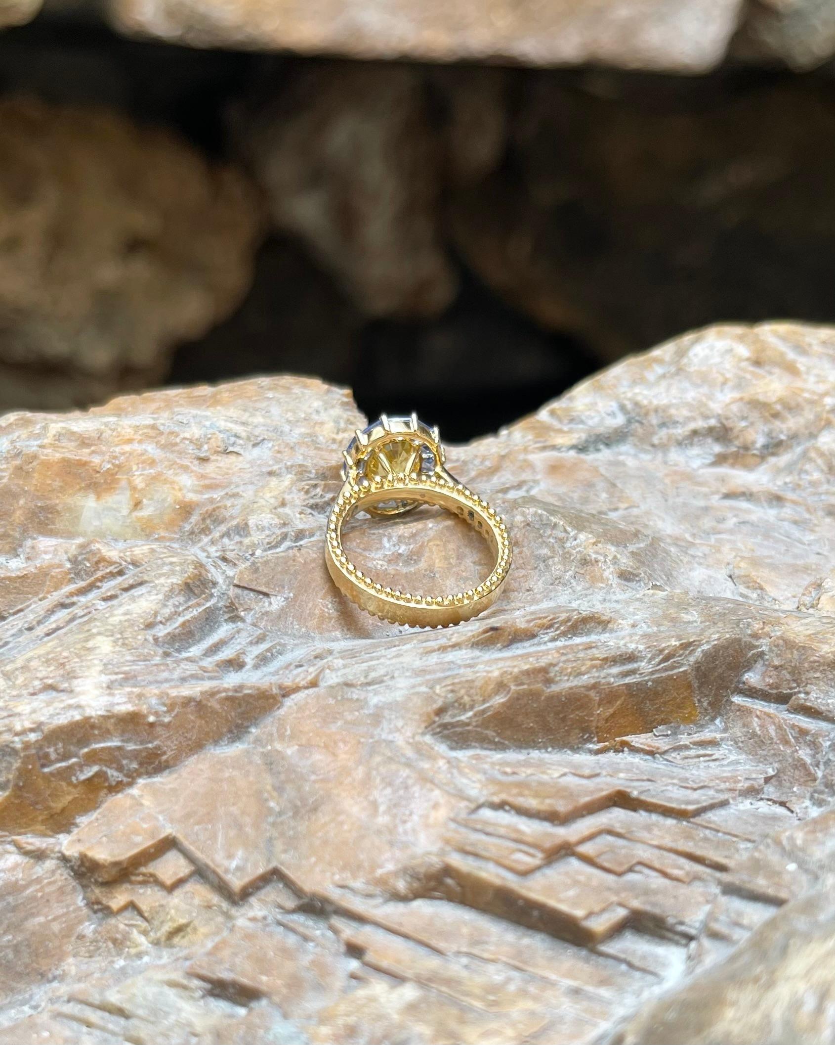 Bague en or 18 carats avec saphir jaune, saphir bleu et diamant en vente 3