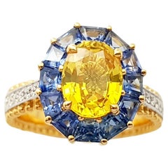 Anello con zaffiro giallo, zaffiro blu e diamante incastonati in oro 18K