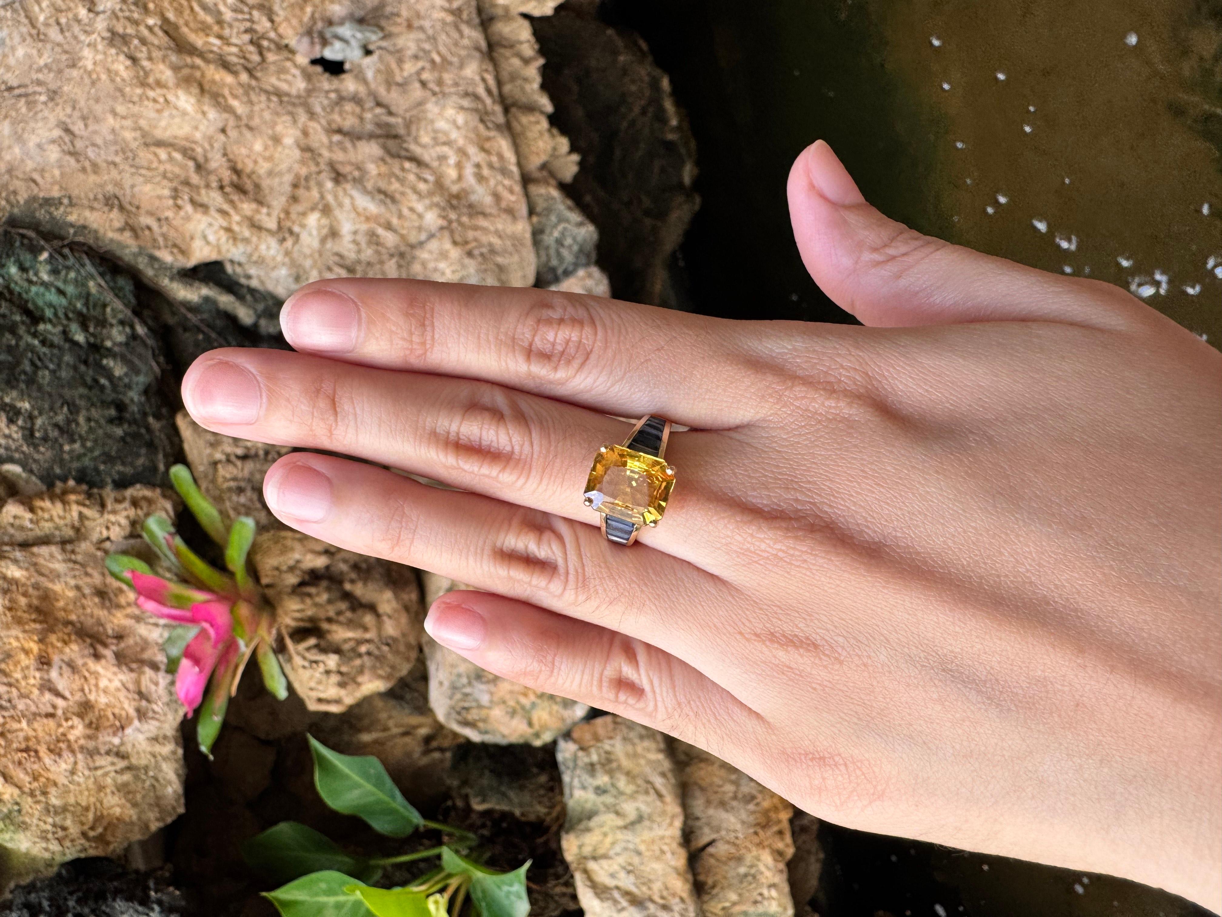 Saphir jaune 7,39 carats et saphir bleu 2,22 carats Bague en or 18 carats

Largeur :  1.0 cm 
Longueur : 1,1 cm
Taille de l'anneau : 52
Poids total : 7,81 grammes

