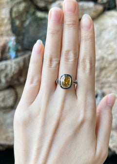 Ring mit gelbem Saphir und blauem Saphir in 18 Karat Goldfassungen gefasst
