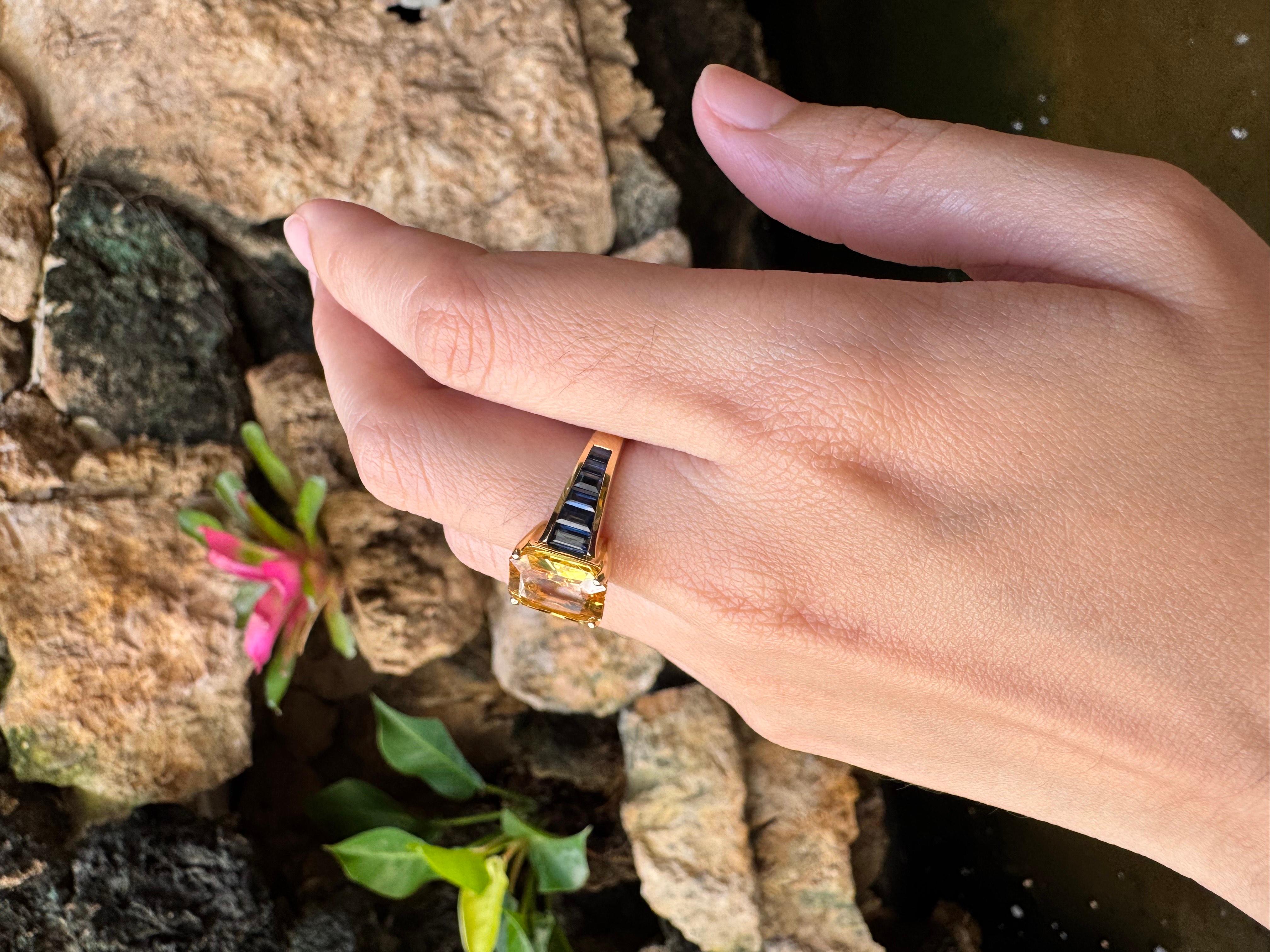Contemporain Bague en or 18 carats avec saphir jaune et saphir bleu en vente