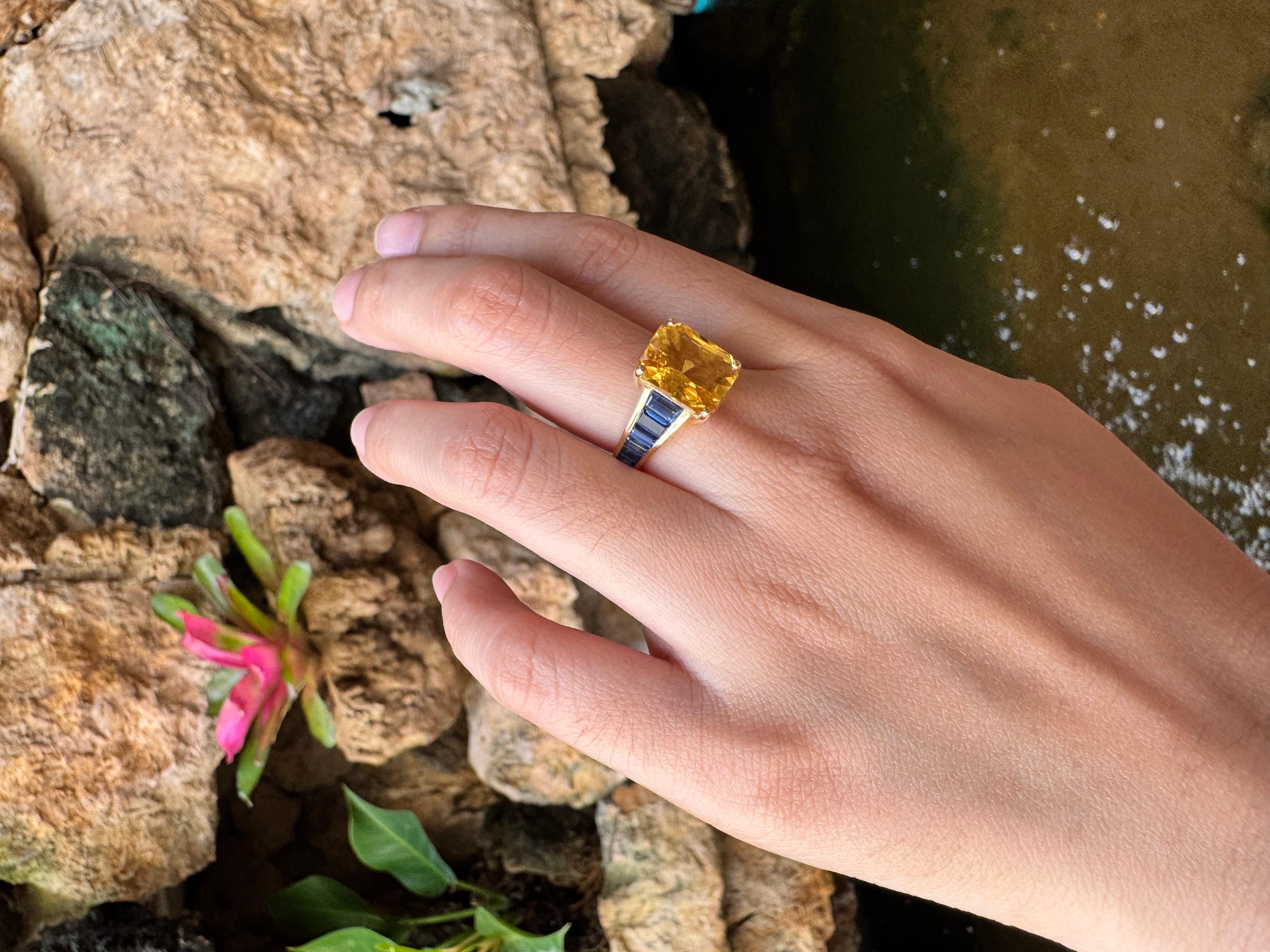 Taille émeraude Bague en or 18 carats avec saphir jaune et saphir bleu en vente
