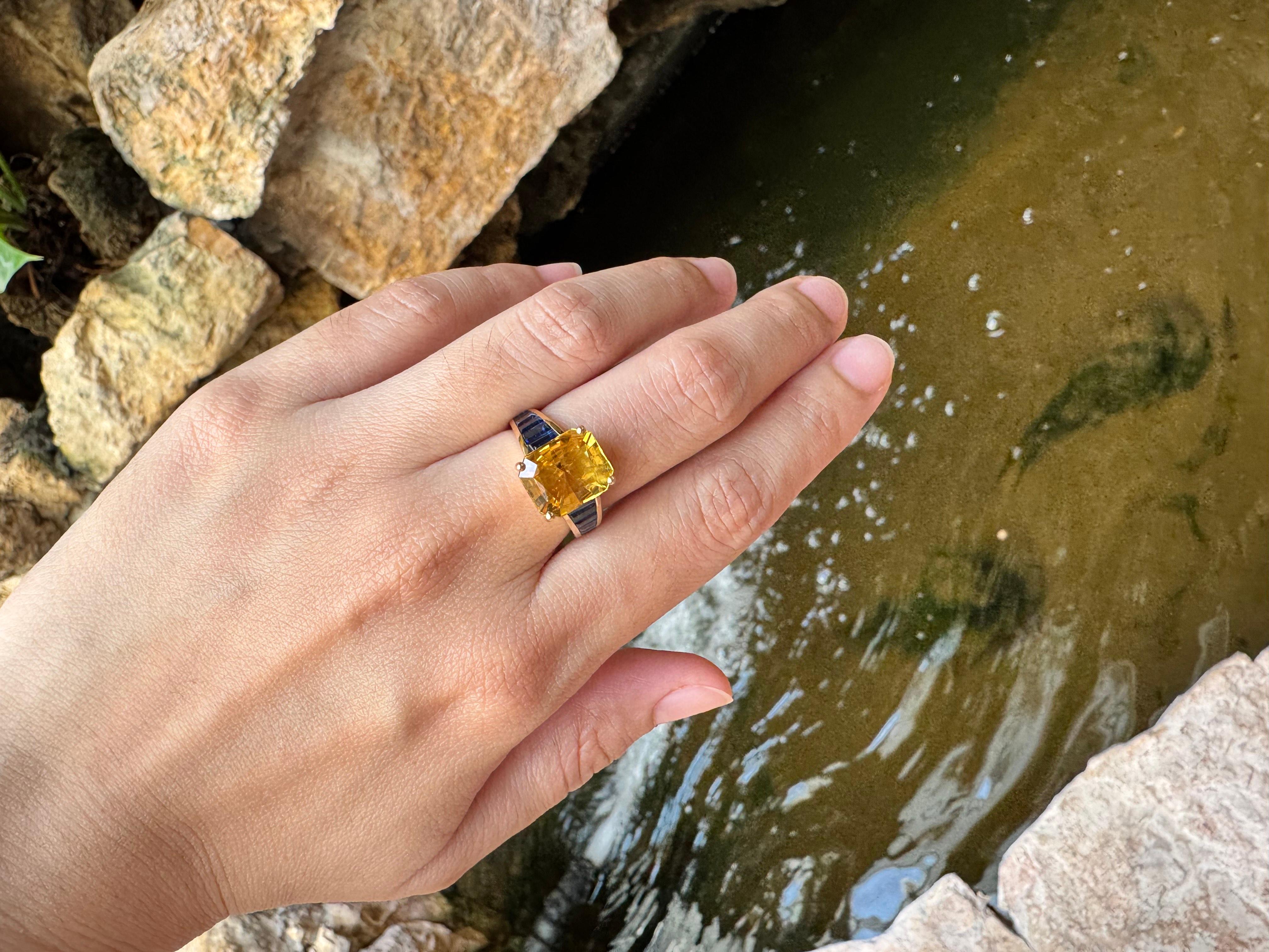 Bague en or 18 carats avec saphir jaune et saphir bleu Neuf - En vente à Bangkok, TH