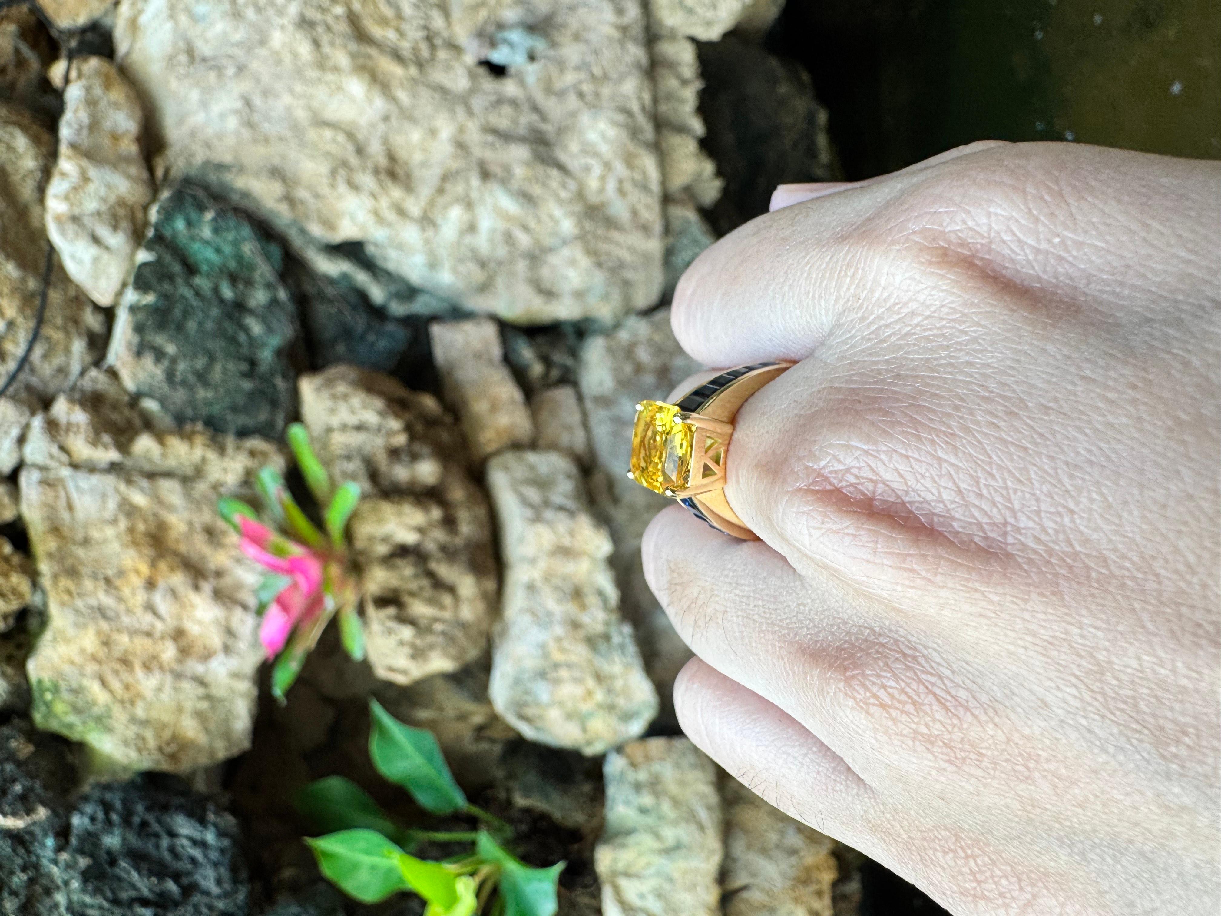 Bague en or 18 carats avec saphir jaune et saphir bleu Unisexe en vente