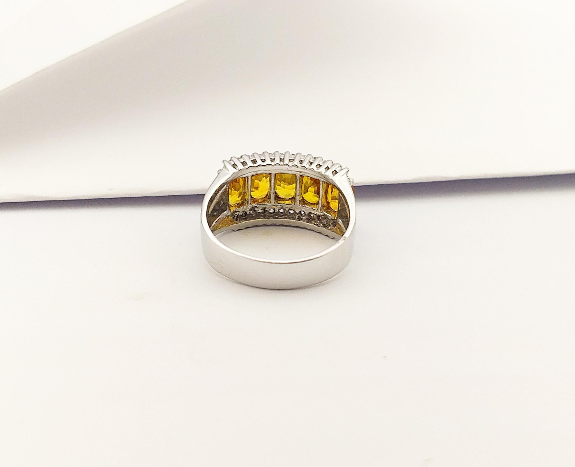 Ring mit gelbem Saphir und kubischem Zirkon in Silberfassung im Angebot 4