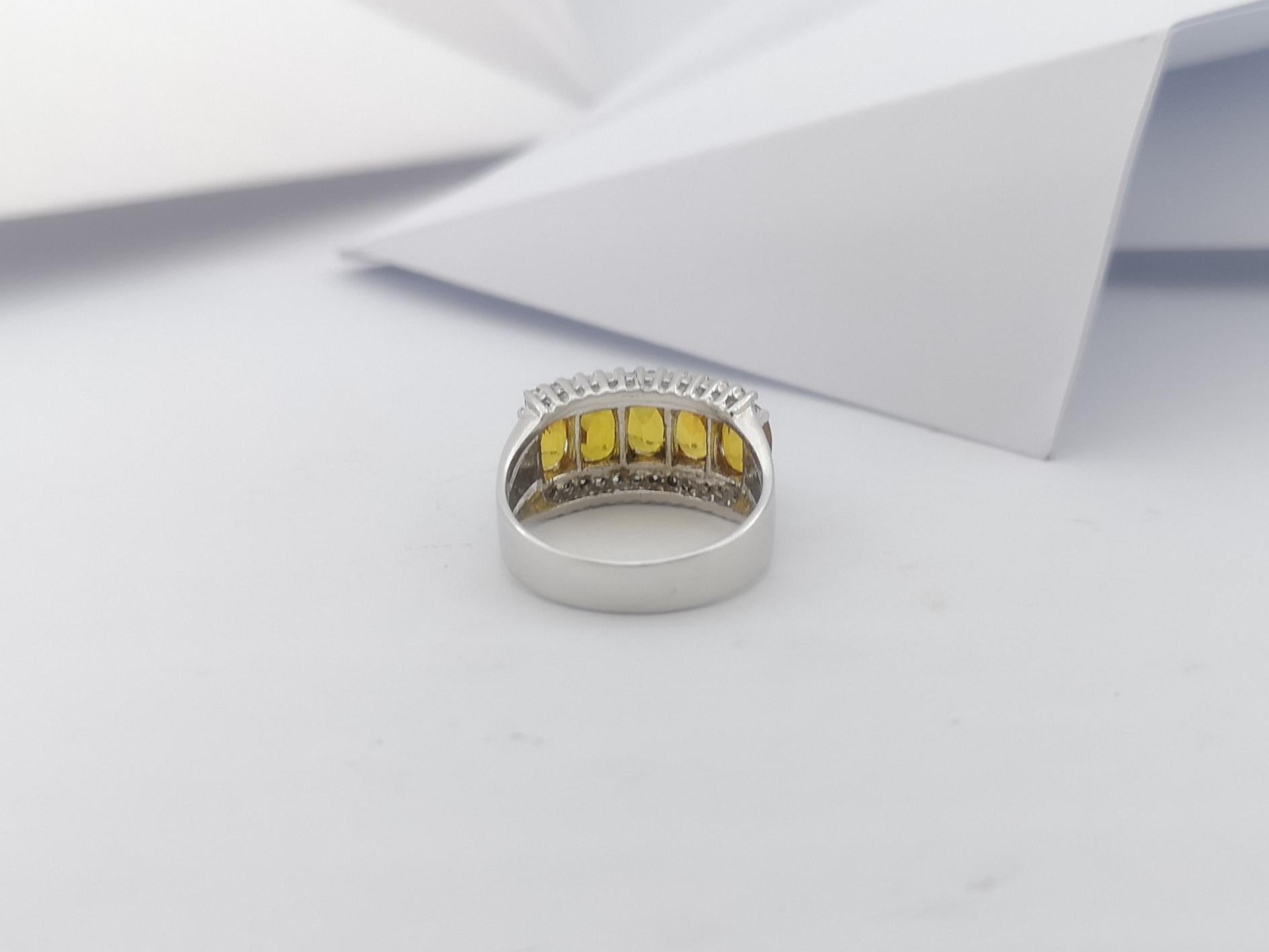 Bague en saphir jaune et zirconia cubique sertie dans des montures en argent en vente 10