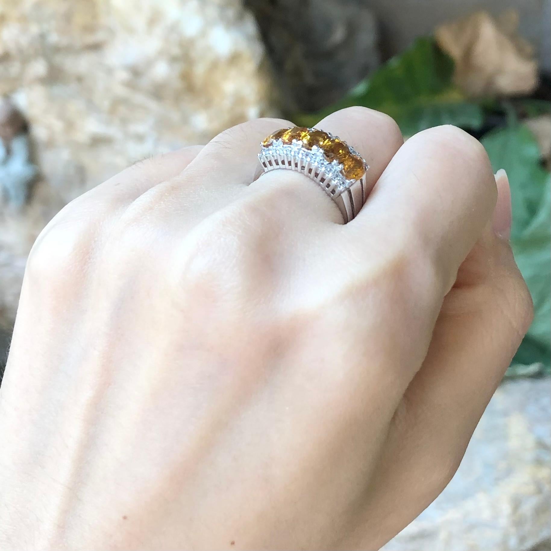 Ring mit gelbem Saphir und kubischem Zirkon in Silberfassung (Ovalschliff) im Angebot
