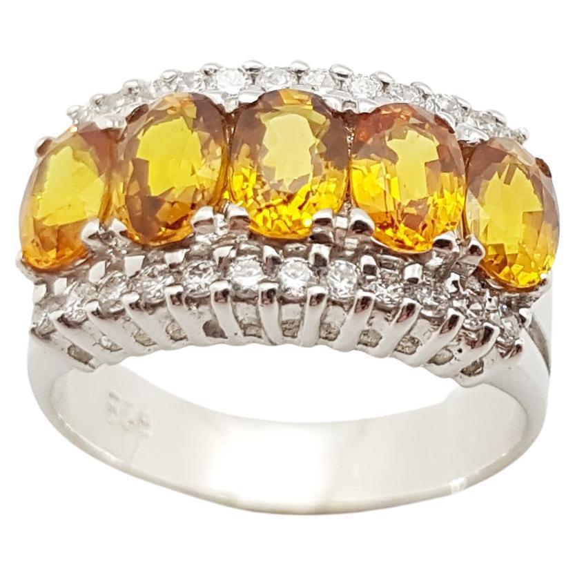 Bague en saphir jaune et zirconia cubique sertie dans des montures en argent en vente