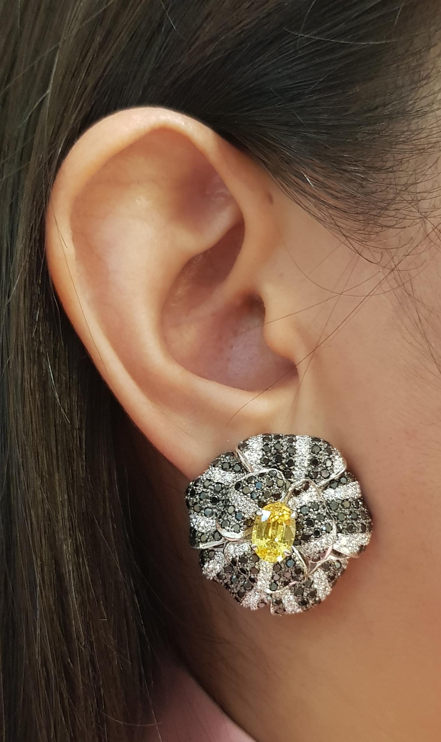 Saphir jaune 3,24 carats avec diamant 1,86 carats et diamant noir 5,84 carats Boucles d'oreilles en or blanc 18 carats

Largeur :  3.1 cm 
Longueur : 3.1 cm
Poids total : 27,42 grammes

