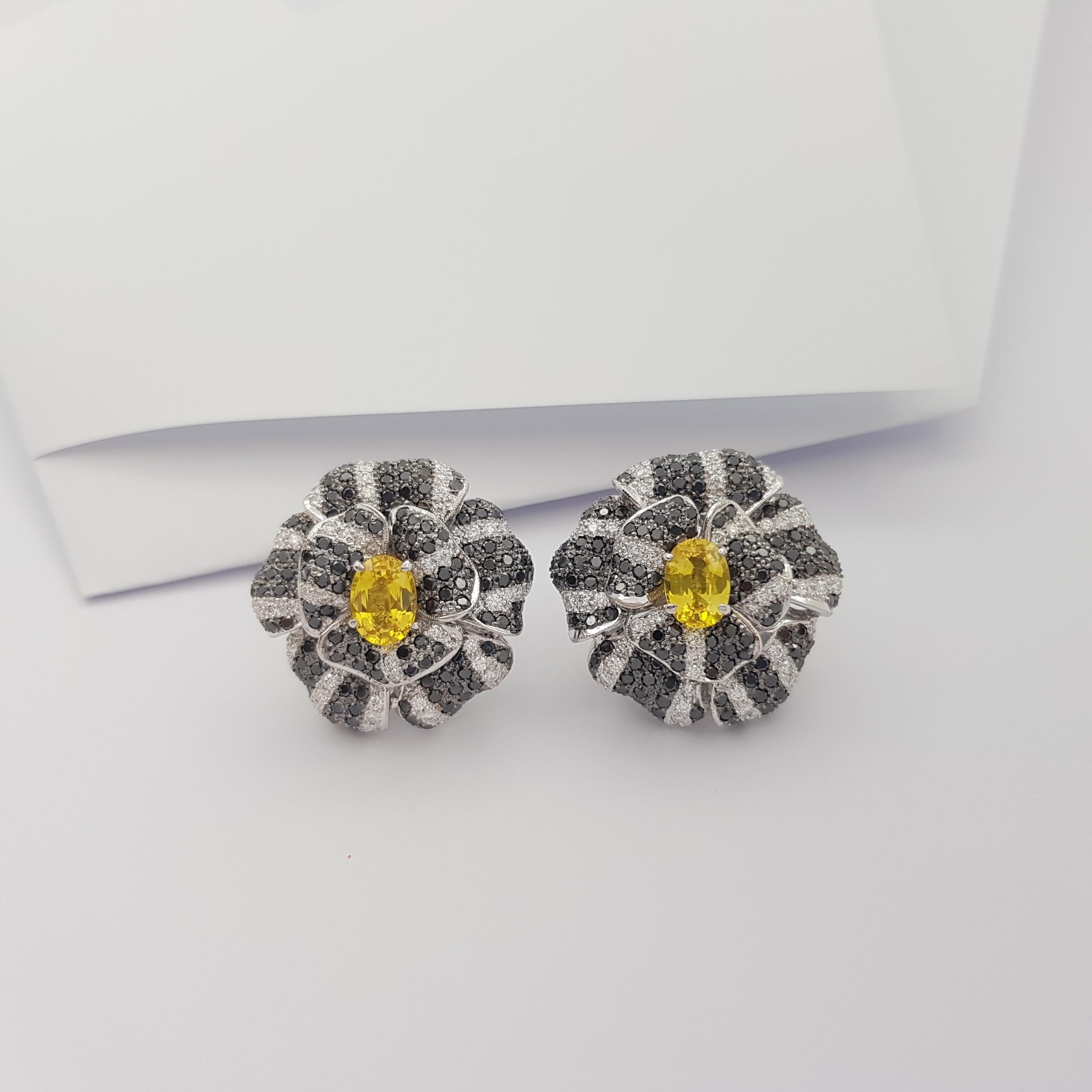 Contemporain Boucles d'oreilles fleur en or blanc 18 carats, saphir jaune avec diamants et diamants noirs en vente