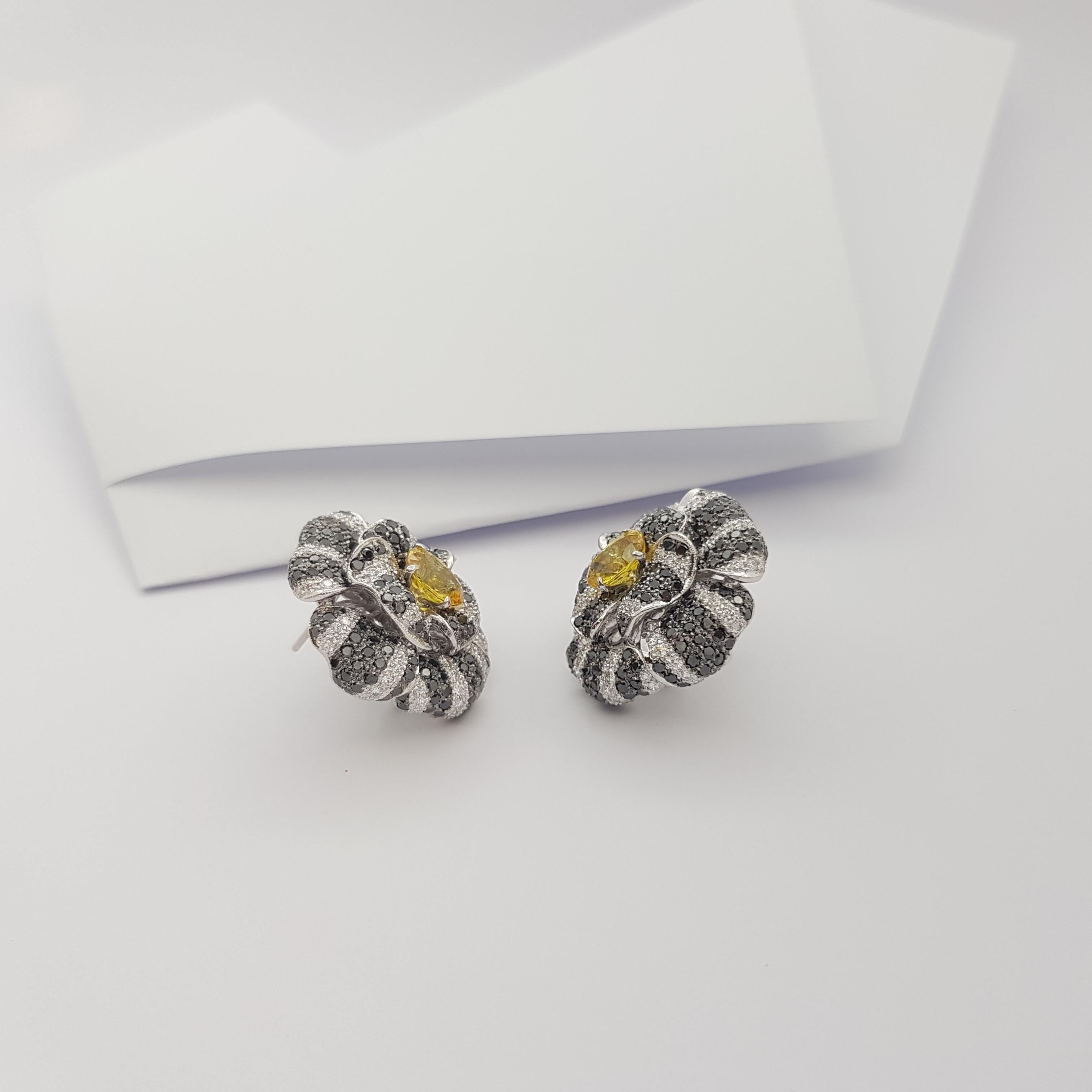 Taille mixte Boucles d'oreilles fleur en or blanc 18 carats, saphir jaune avec diamants et diamants noirs en vente
