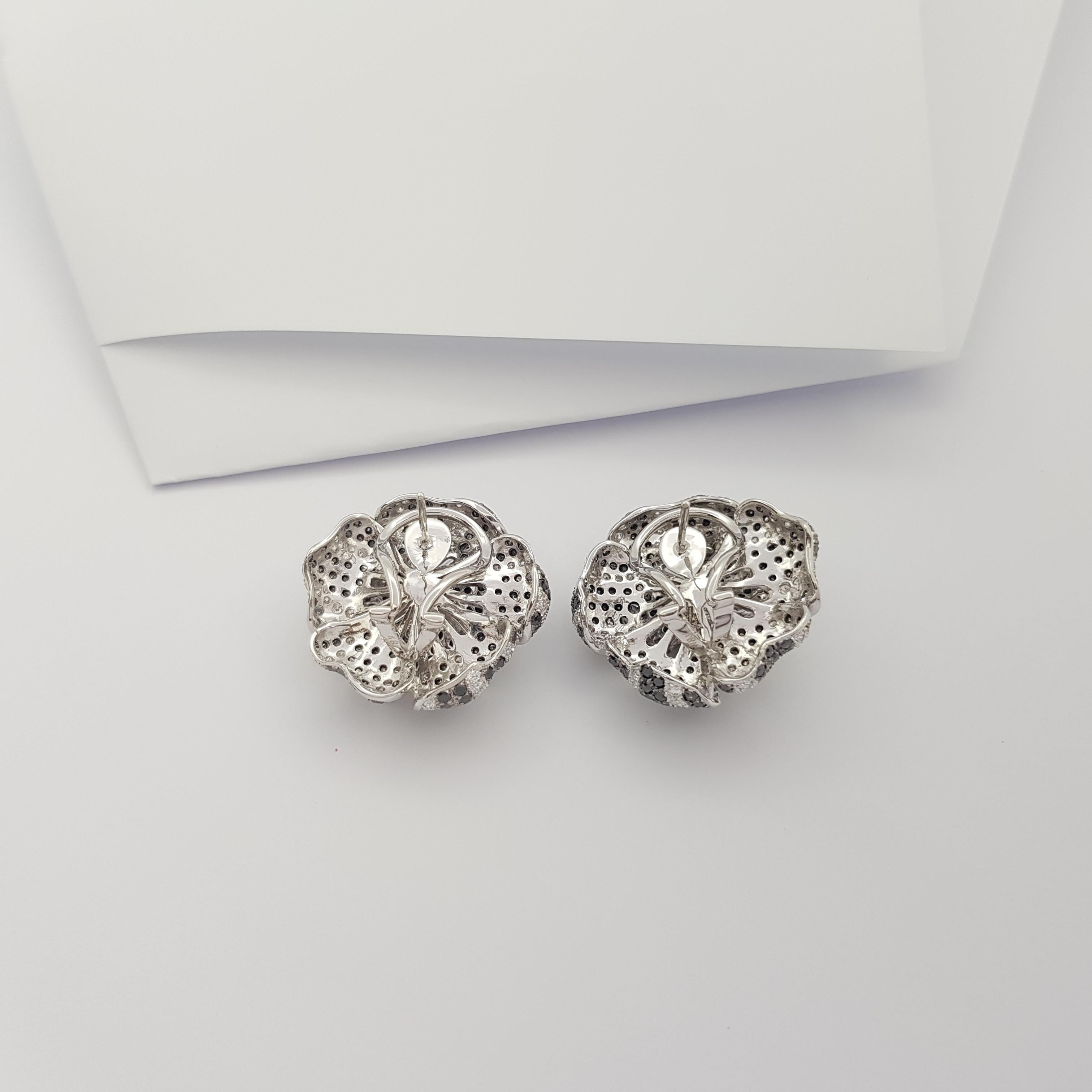 Boucles d'oreilles fleur en or blanc 18 carats, saphir jaune avec diamants et diamants noirs Neuf - En vente à Bangkok, TH