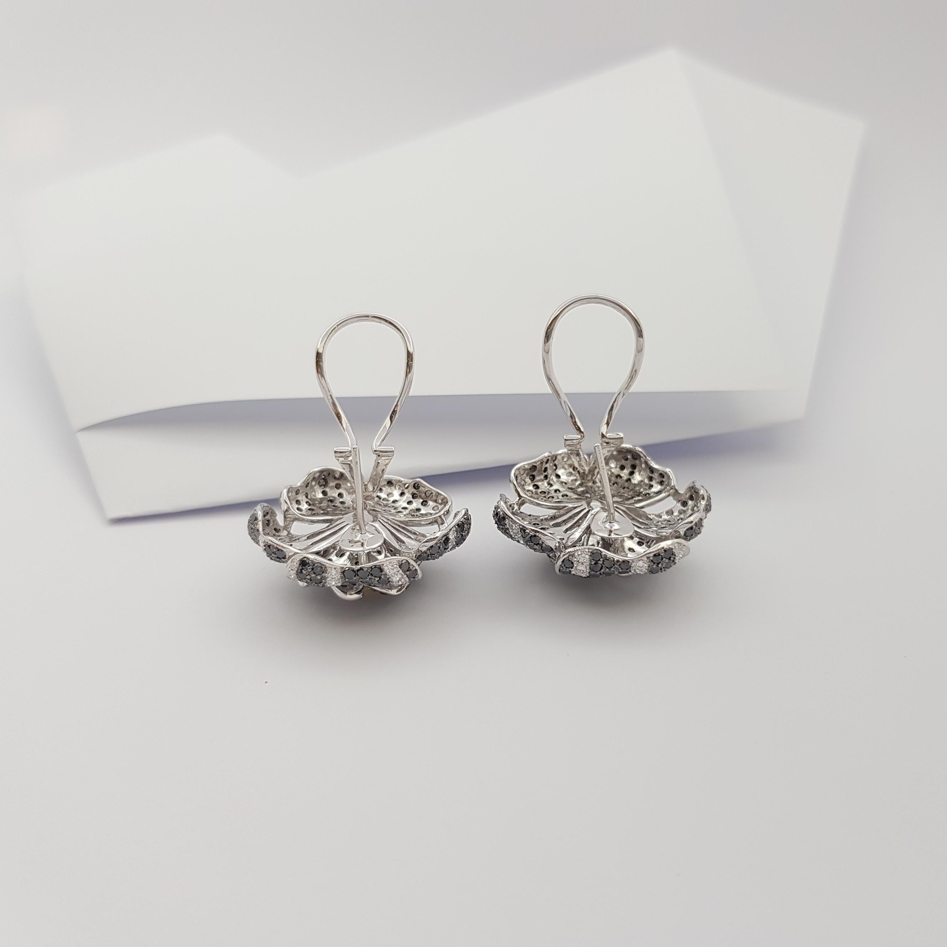 Boucles d'oreilles fleur en or blanc 18 carats, saphir jaune avec diamants et diamants noirs en vente 1