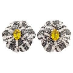 Orecchini a fiore con zaffiro giallo, diamante e diamante nero in oro bianco 18 carati