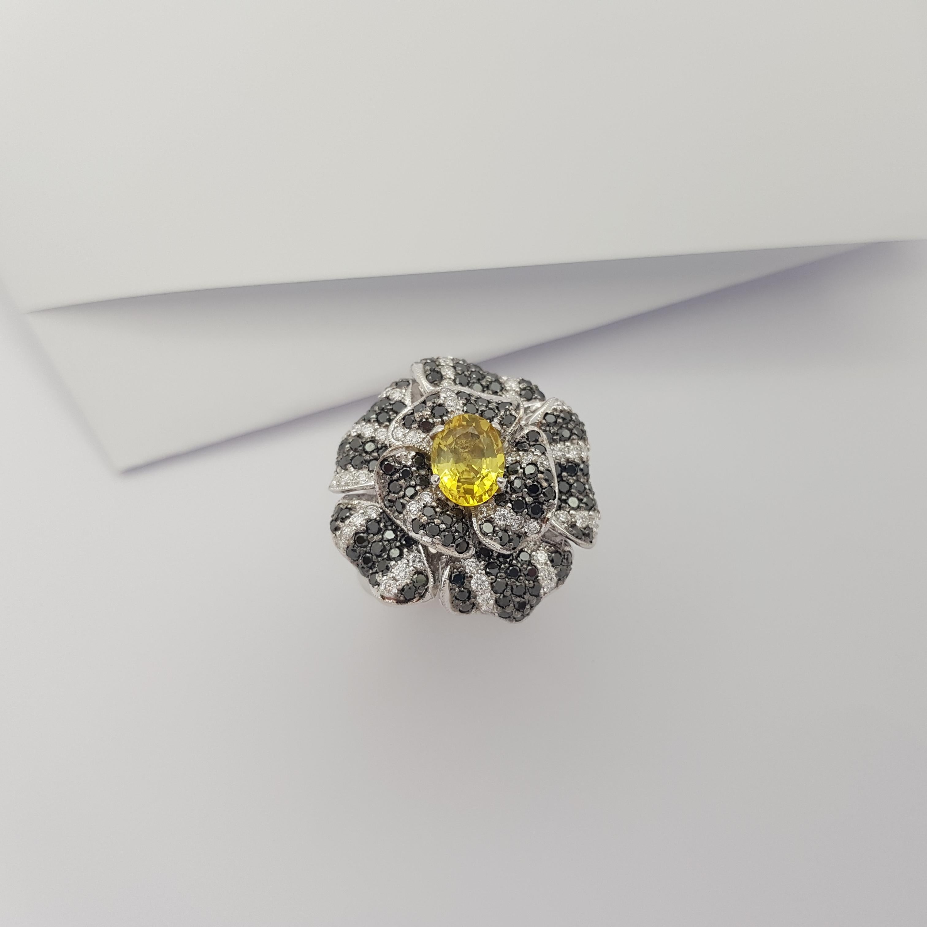 Bague en or blanc 18K avec saphir jaune, diamant et diamant noir en vente 4